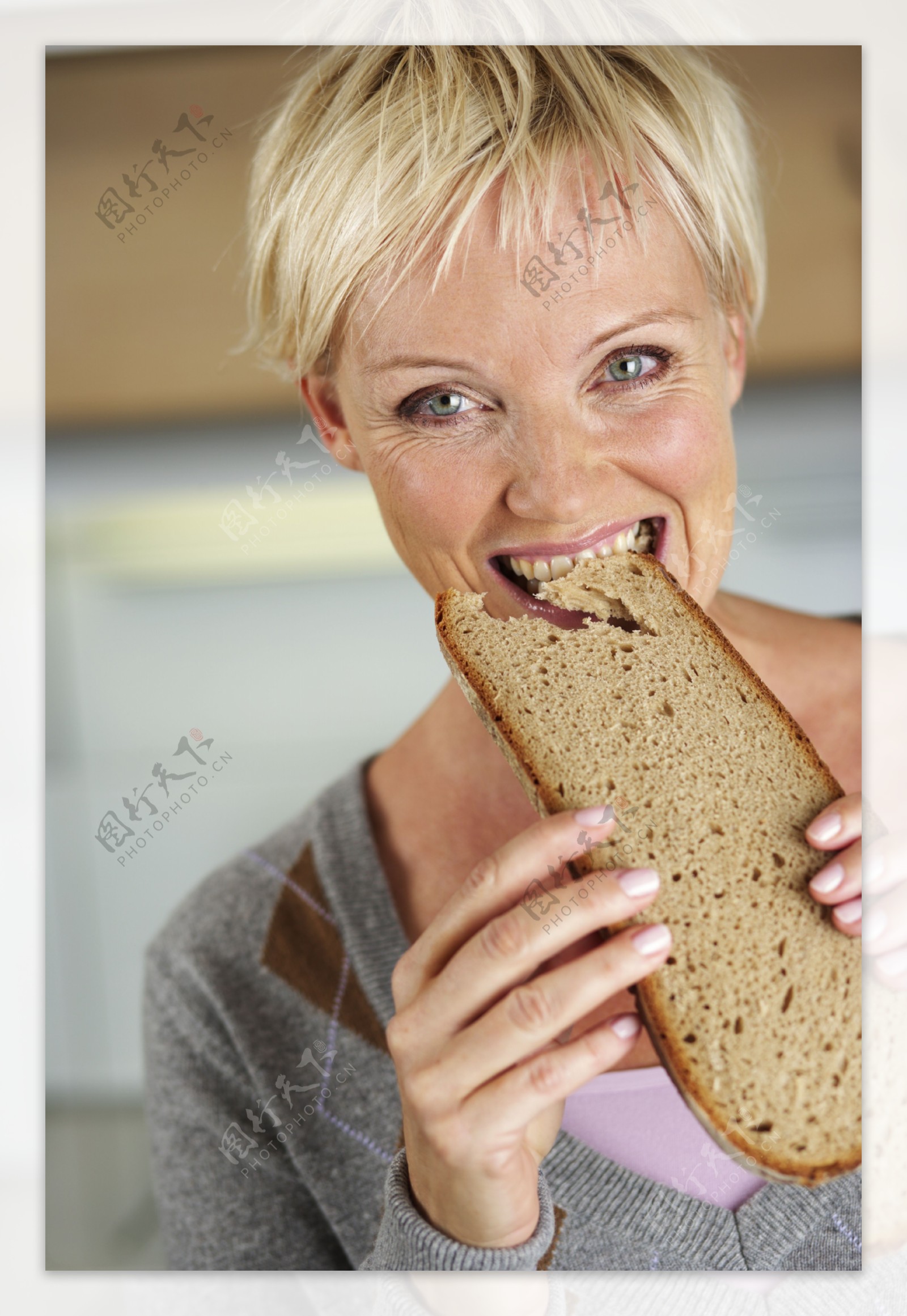 吃杂粮面包的美女图片