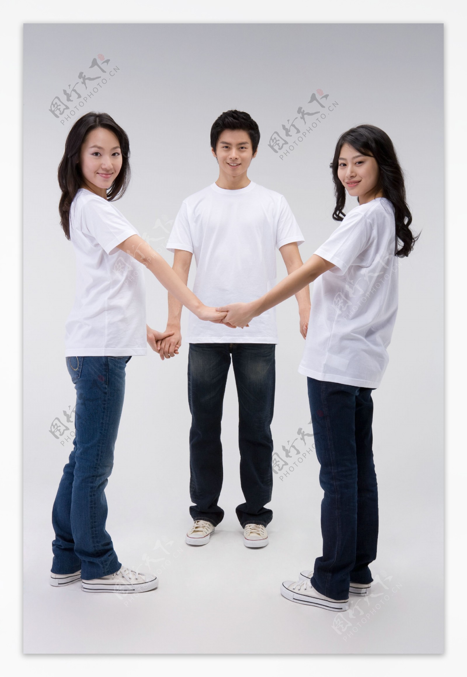 三个手牵手活力青年图片