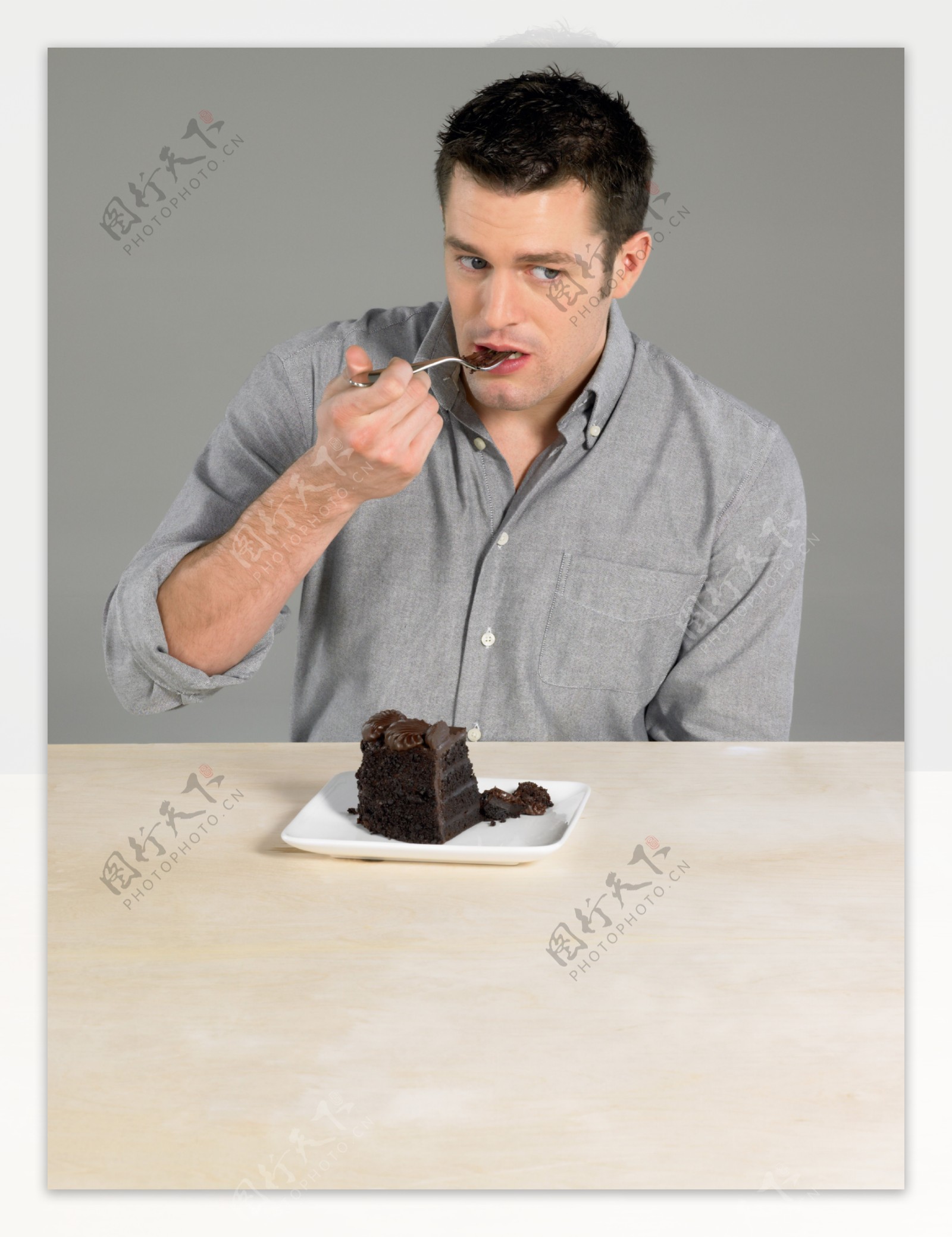 吃巧克力蛋糕的外国男性图片