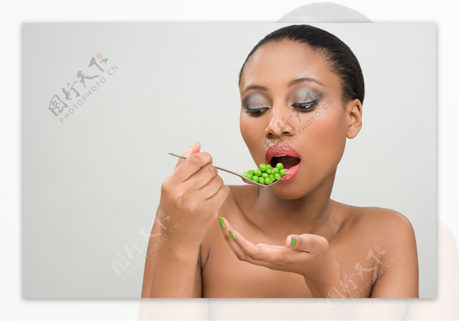 吃豌豆的黑人女性图片