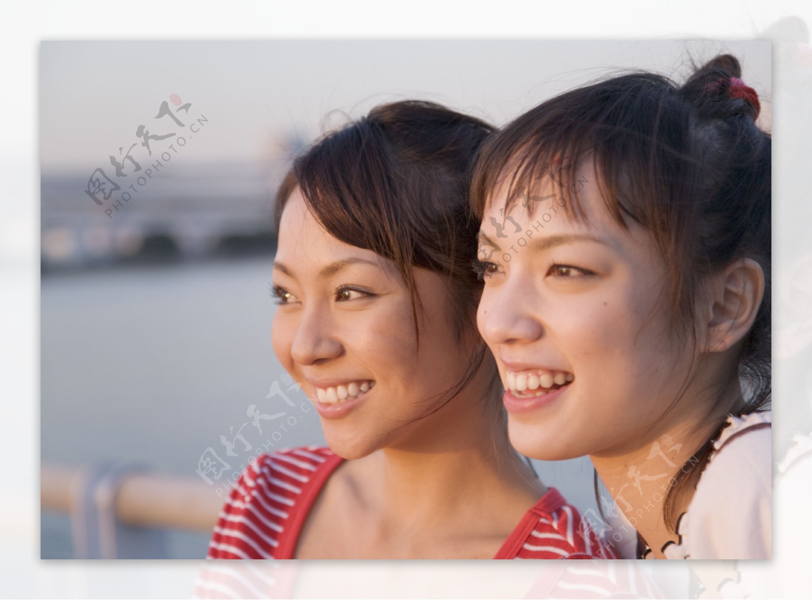 观赏风景的两个女孩图片