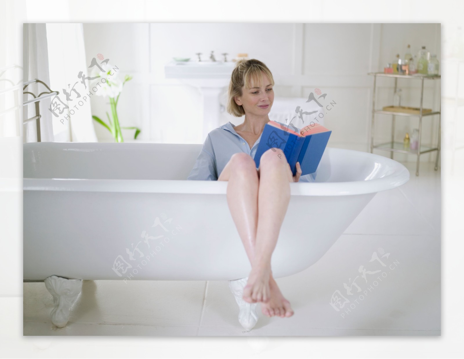 坐着浴缸里看书的女人图片