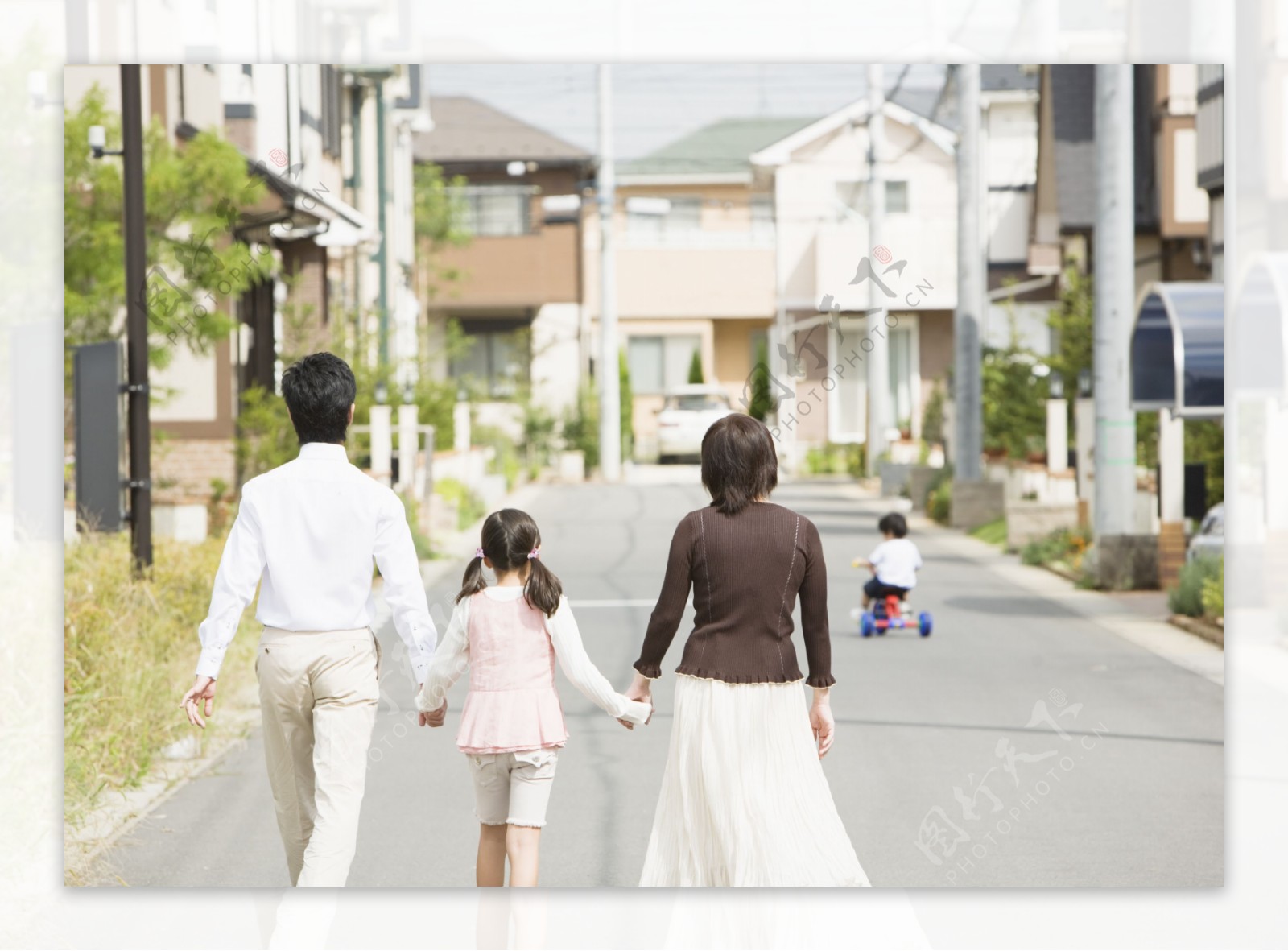 郊外散步的幸福家庭背影图片图片