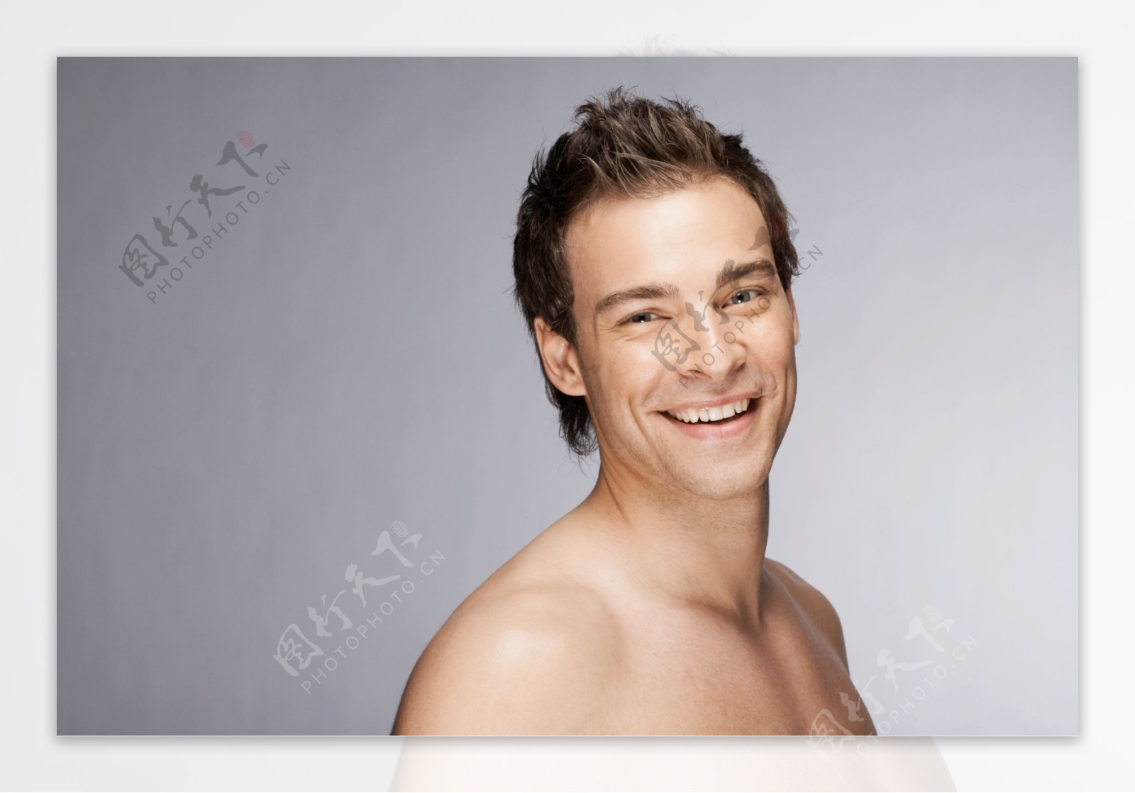 开心微笑的外国男性图片