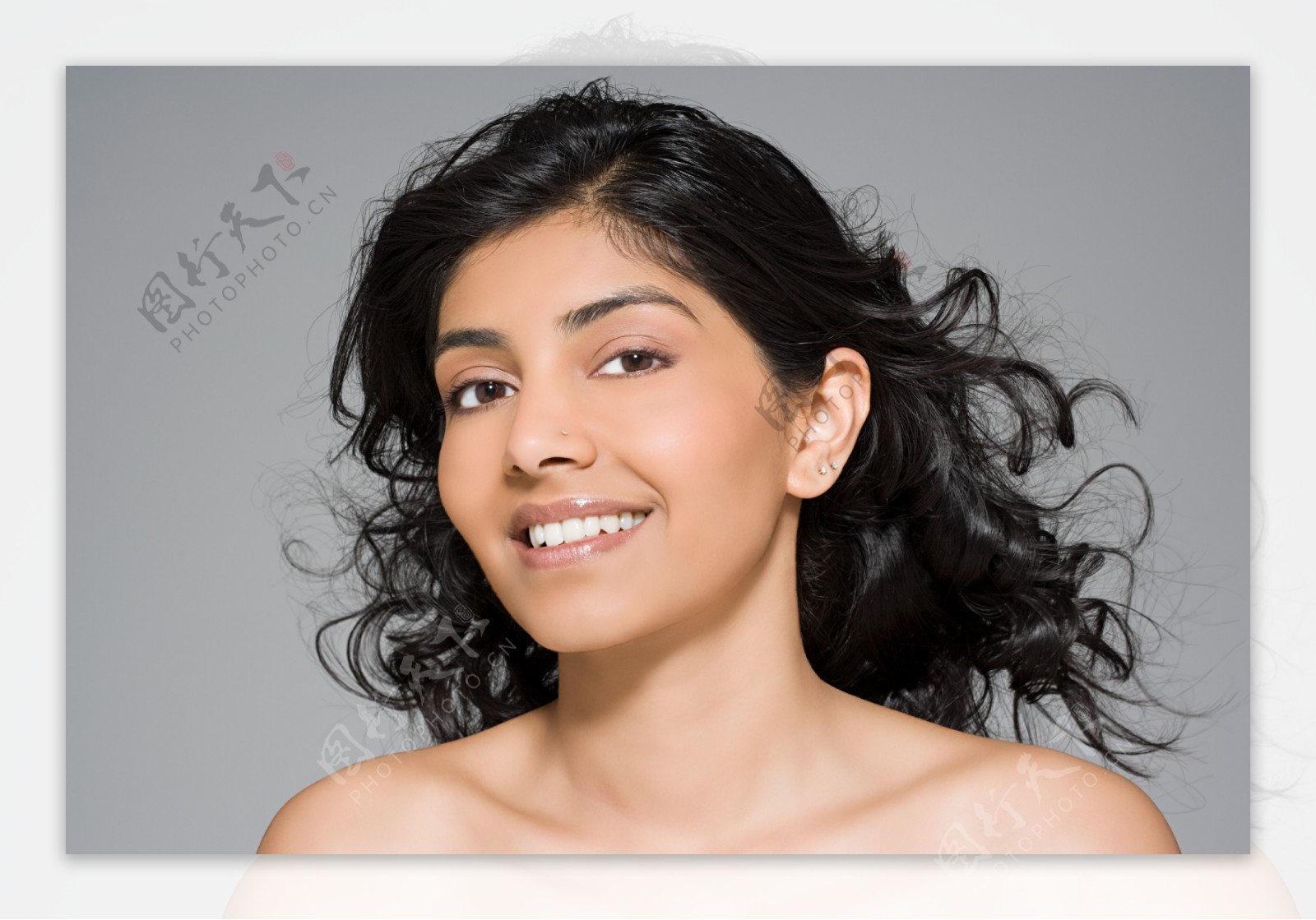 面带笑容的印度美女图片