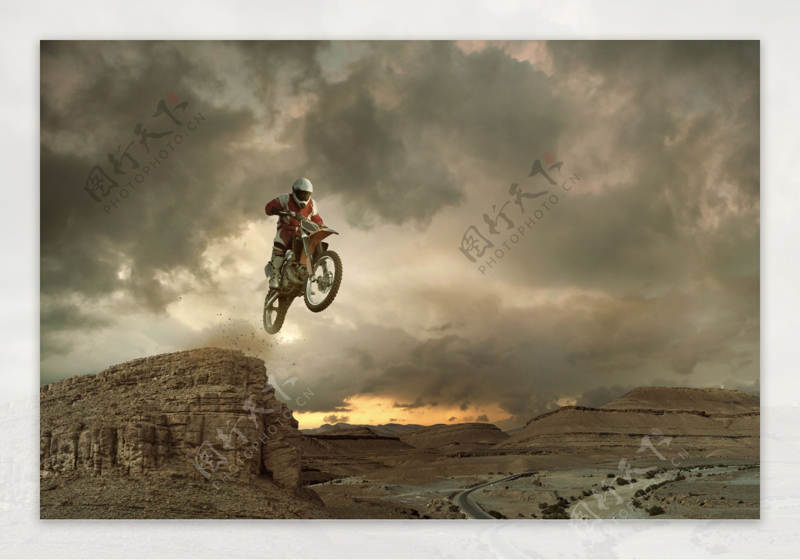 乌云下骑摩托车的运动员图片