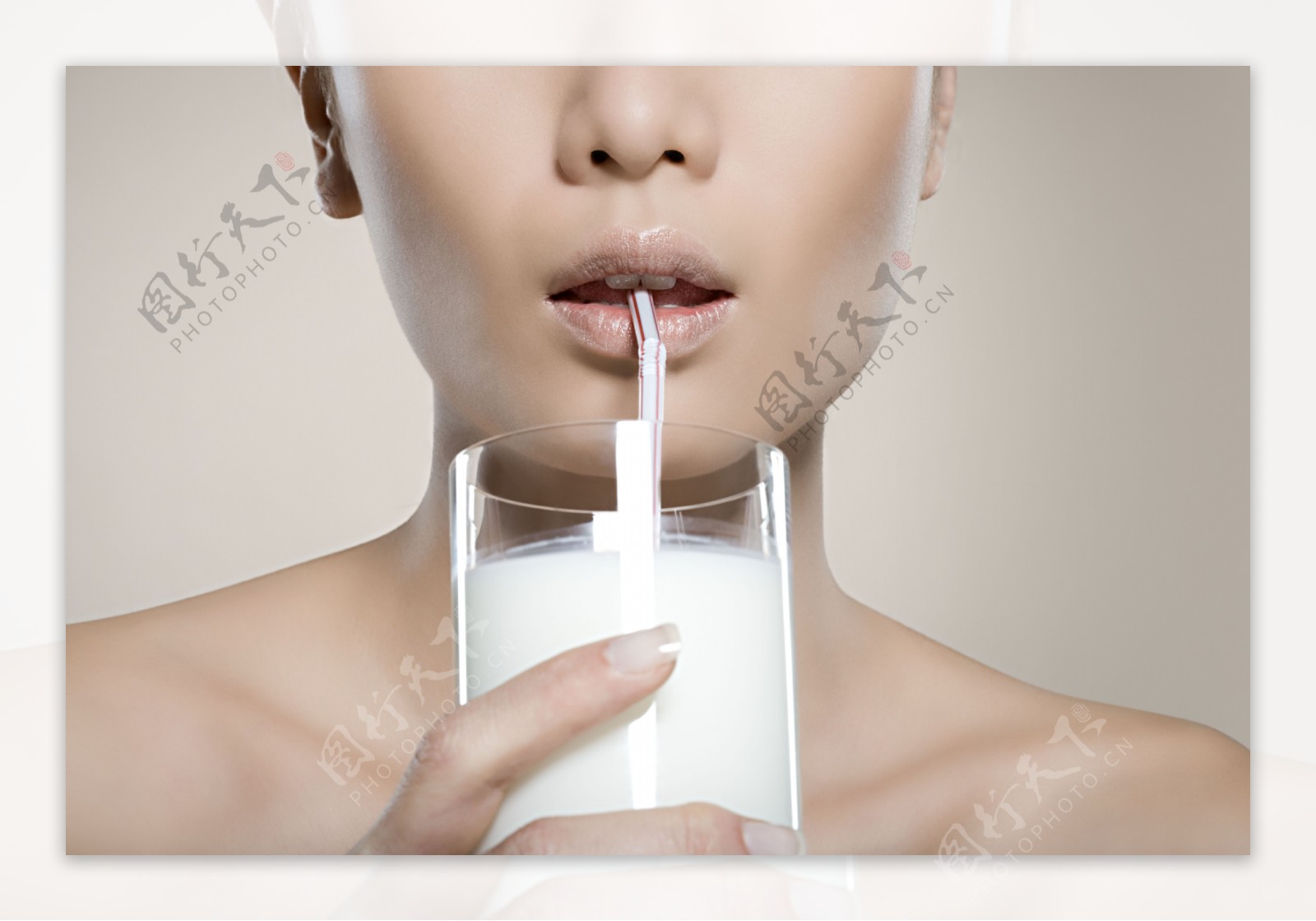 健康白嫩美女喝牛奶图片