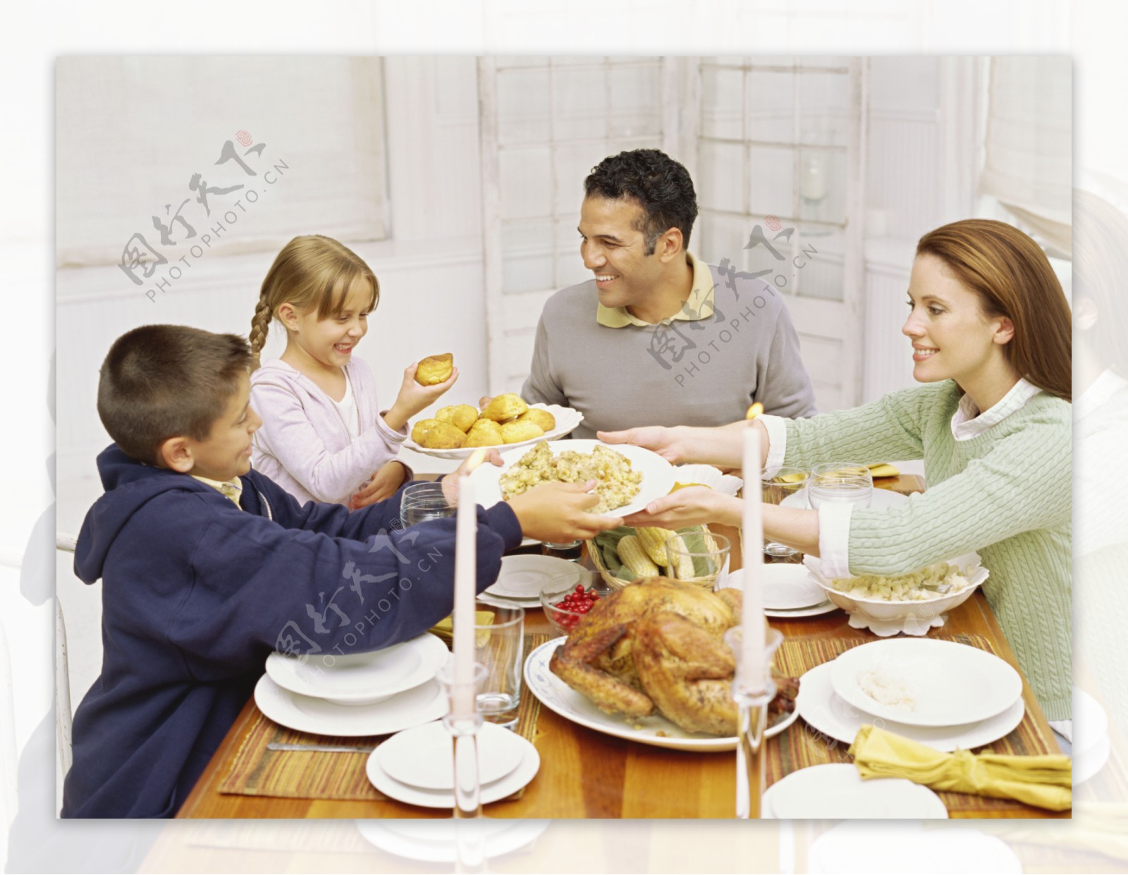 吃圣诞节晚餐的外国家庭图片