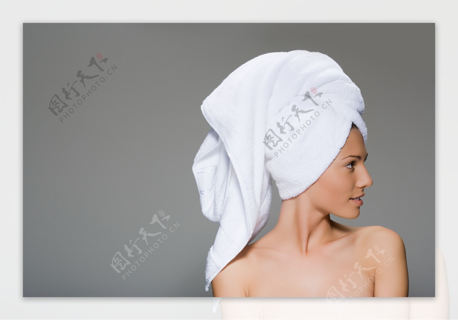 白色毛巾包头美女图片