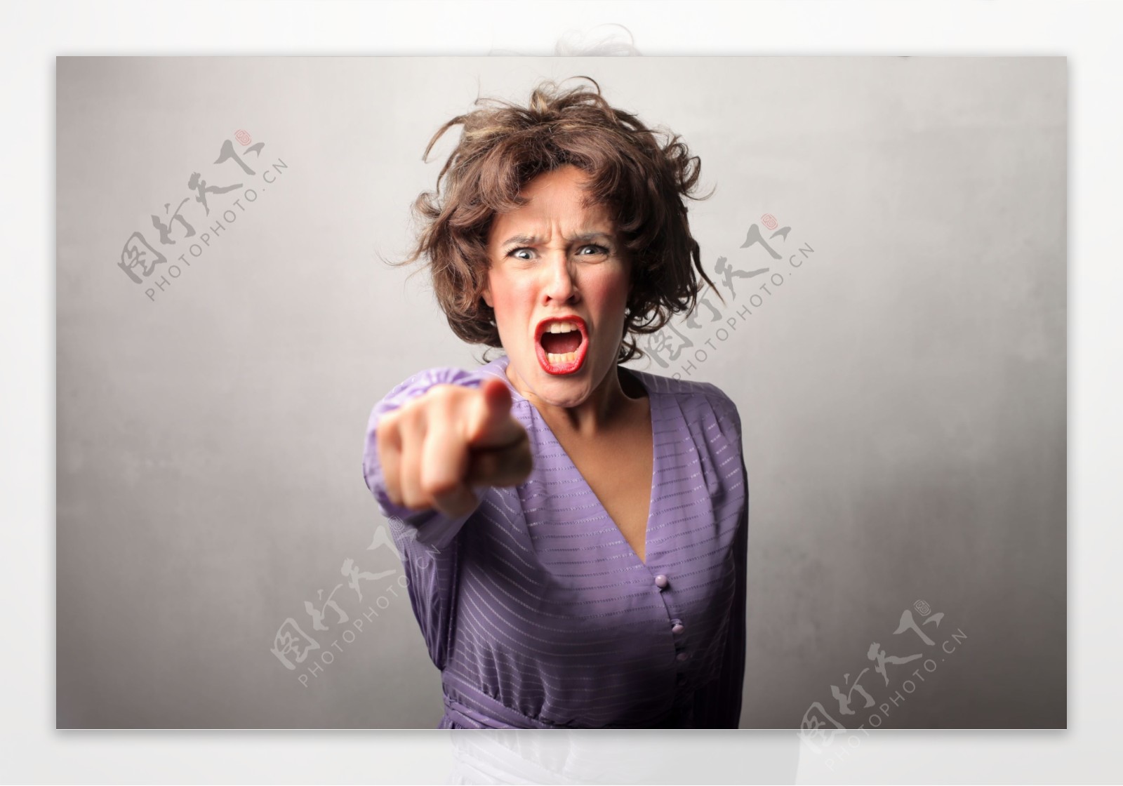愤怒的女人图片