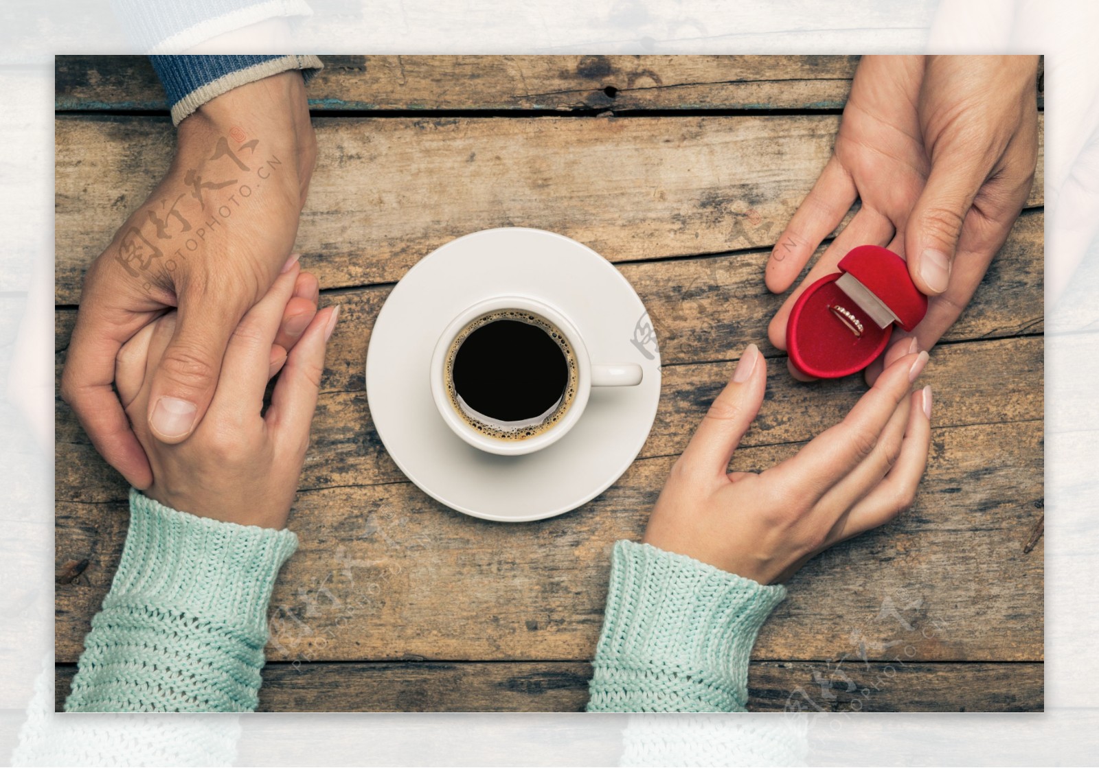 喝咖啡求婚的情侣图片