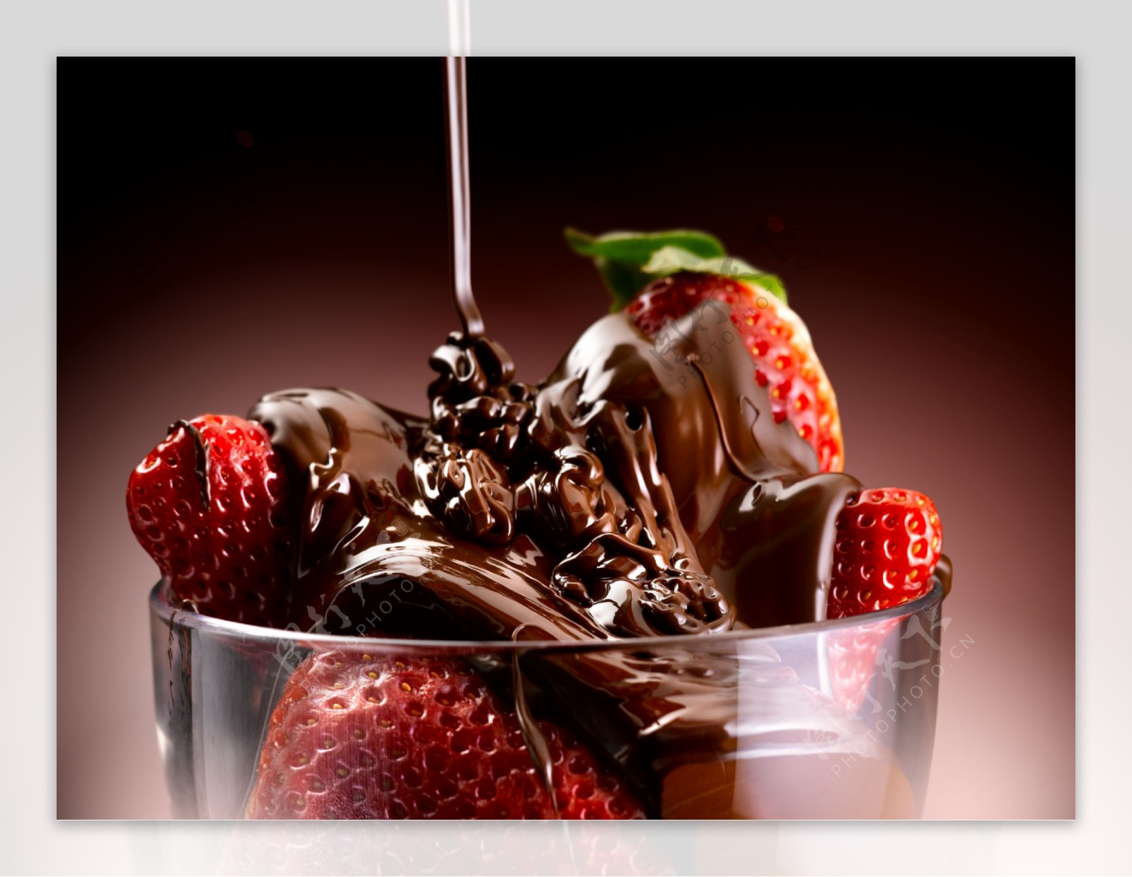 巧克力与新鲜草莓图片