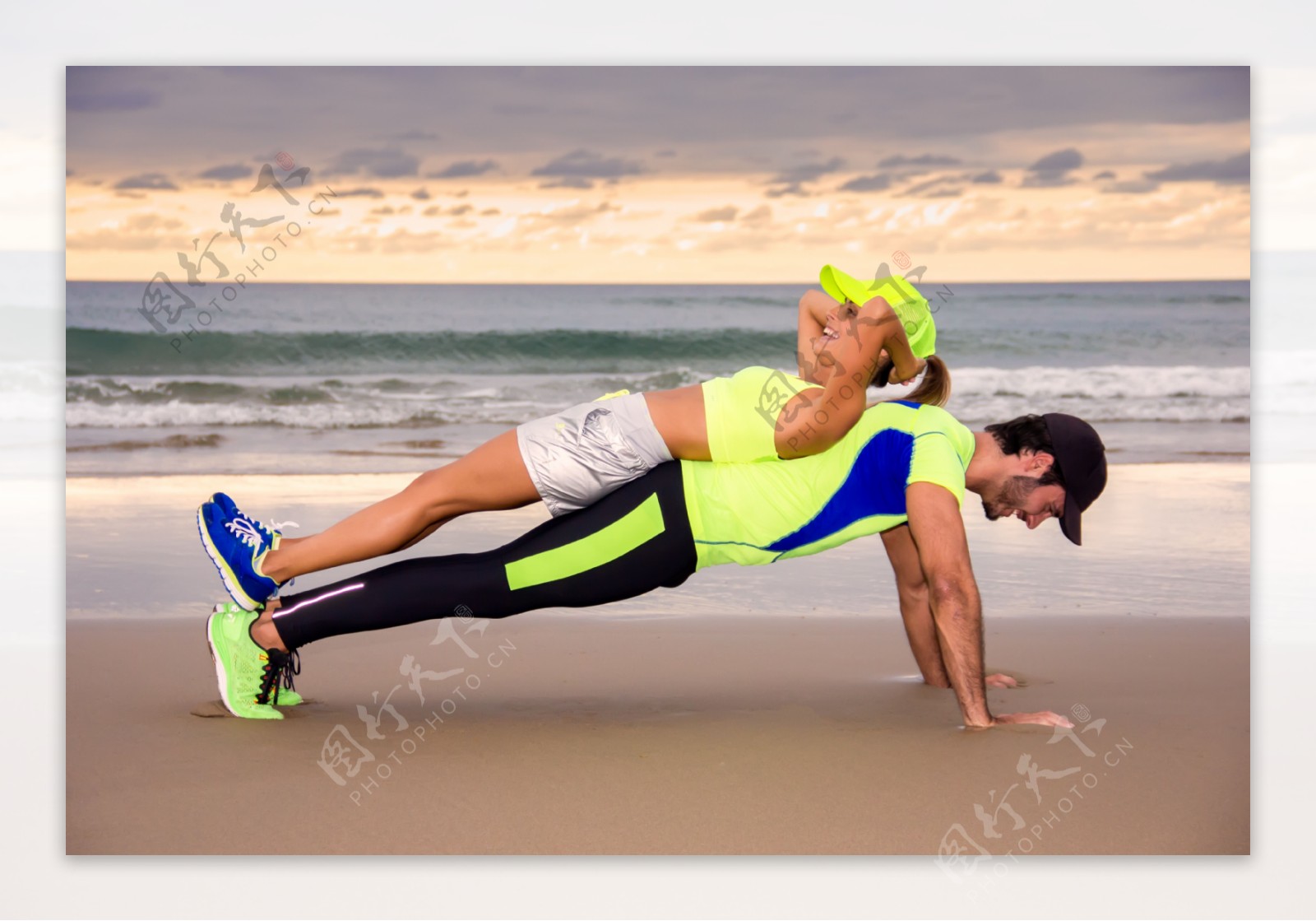 沙滩健身的男女图片