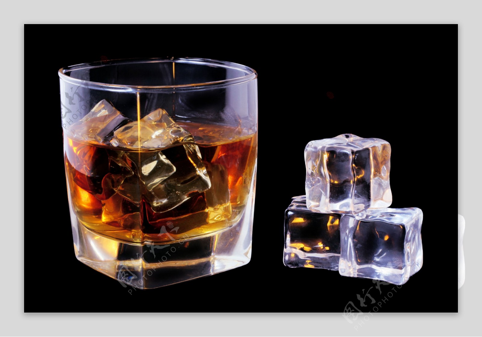 冰块与威士忌图片