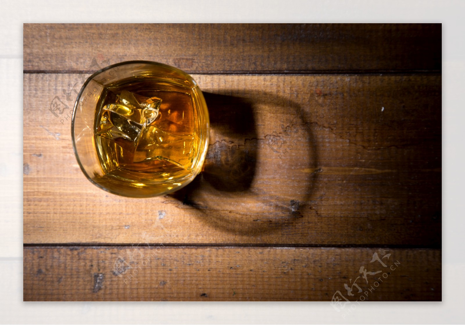 木板上的威士忌图片