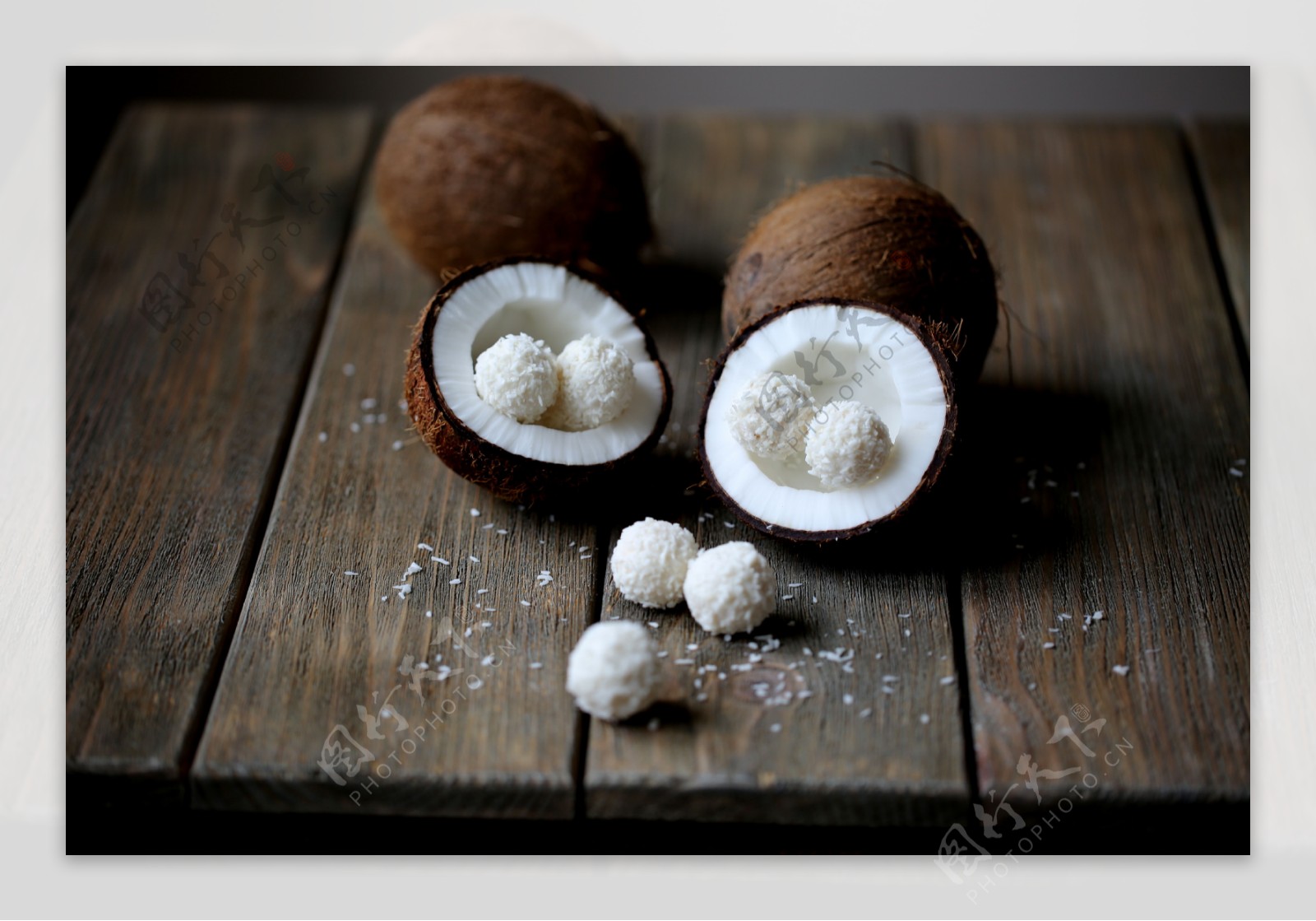 木板上的椰子糖图片