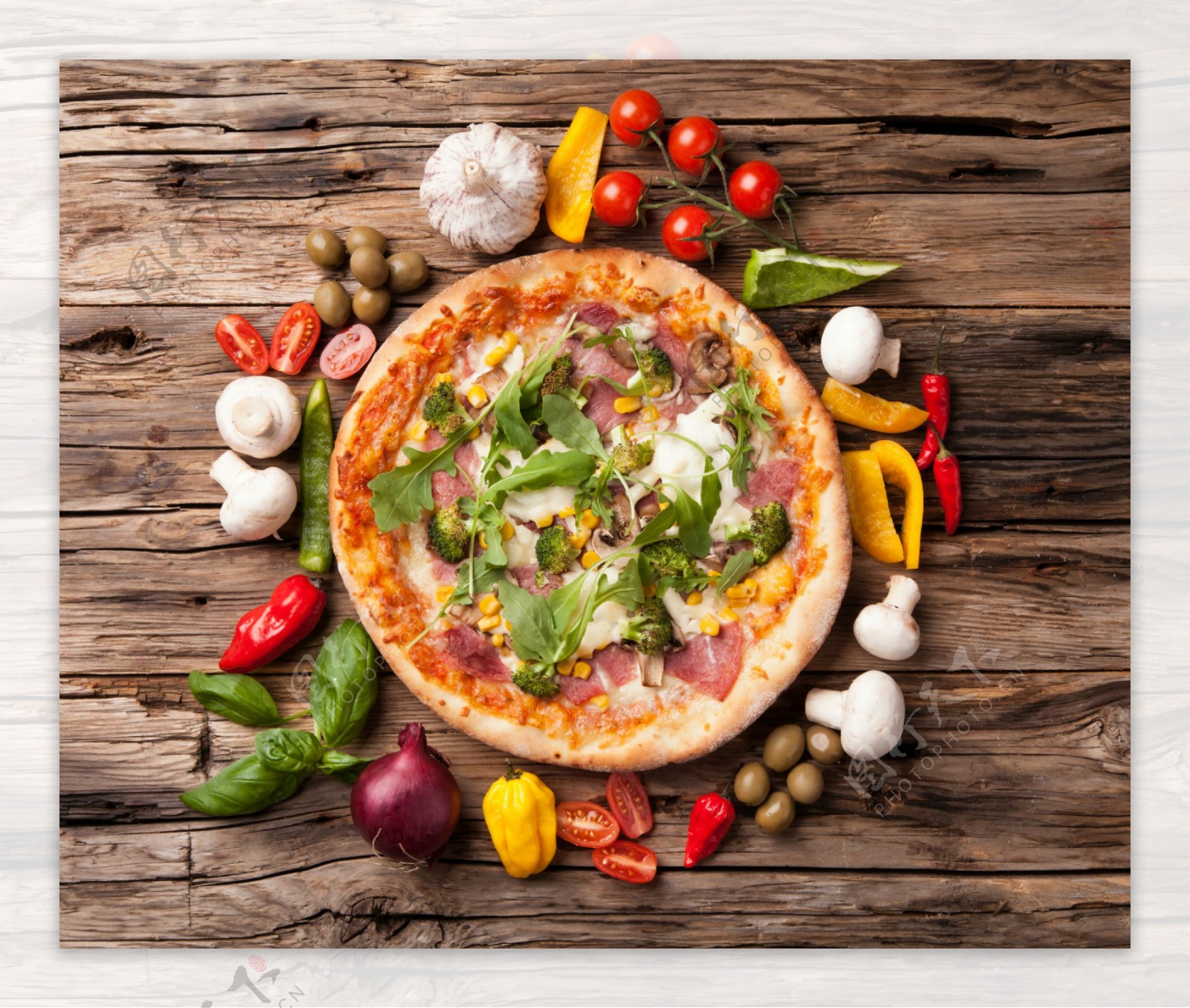 木板上的蔬菜披萨图片