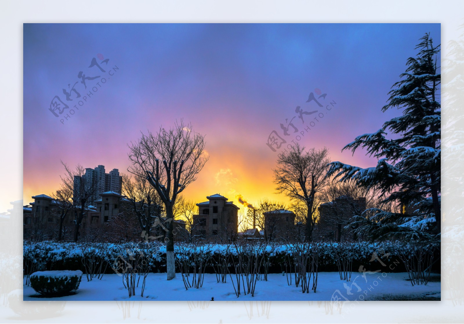 黄昏城市雪景图片