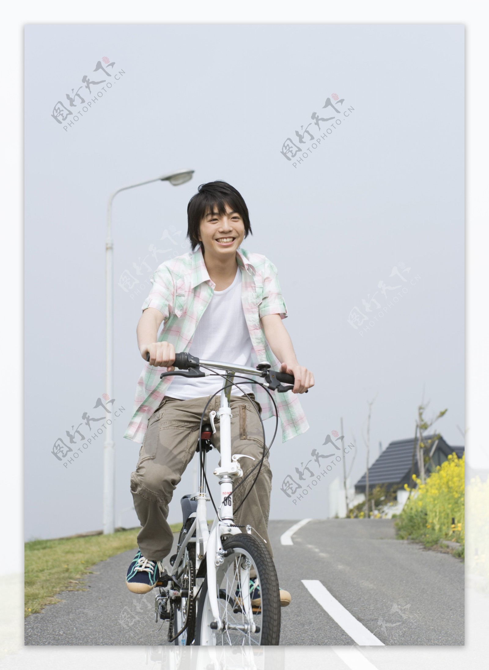 骑车的青年男生图片