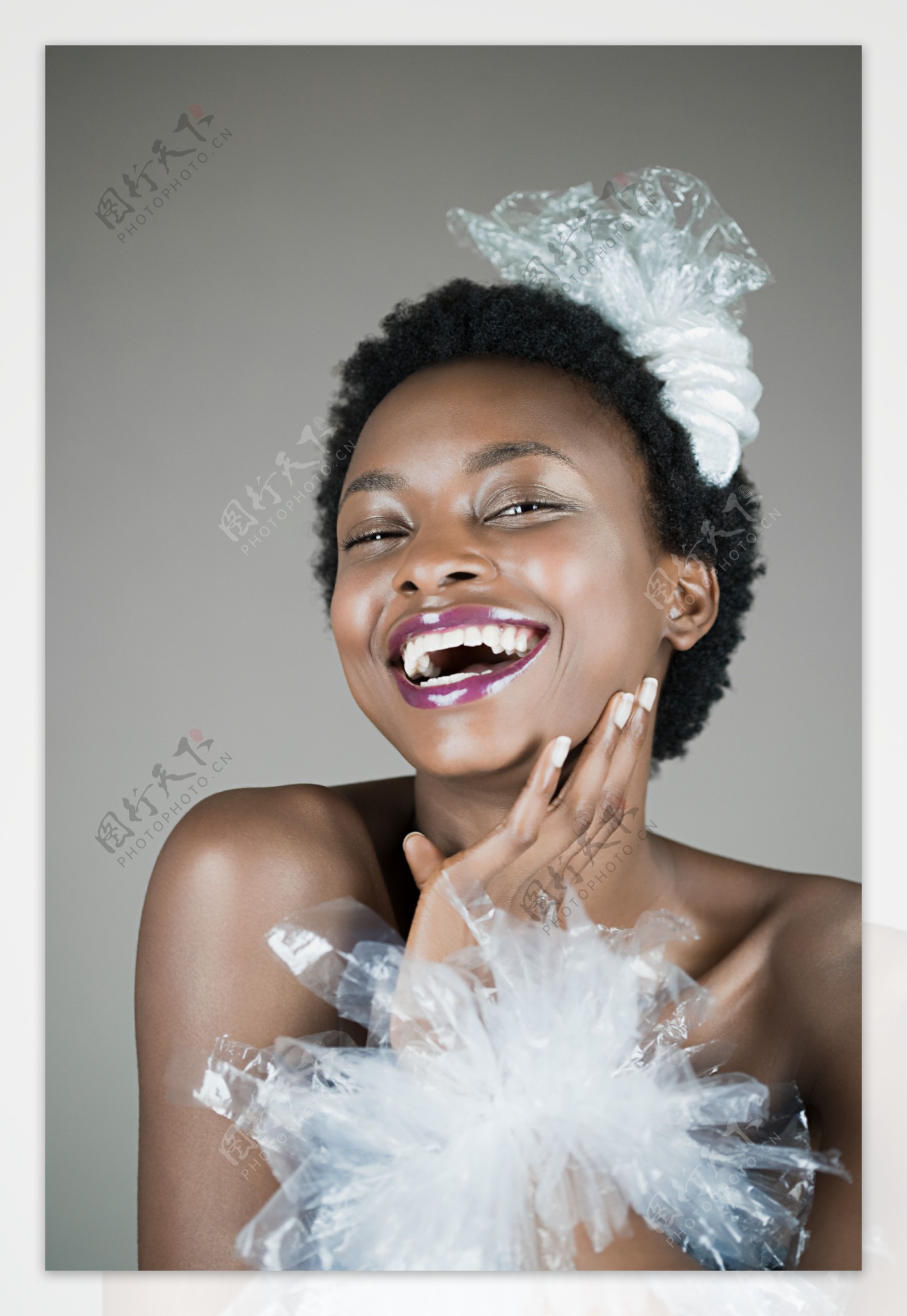 塑料膜微笑的外国女人图片