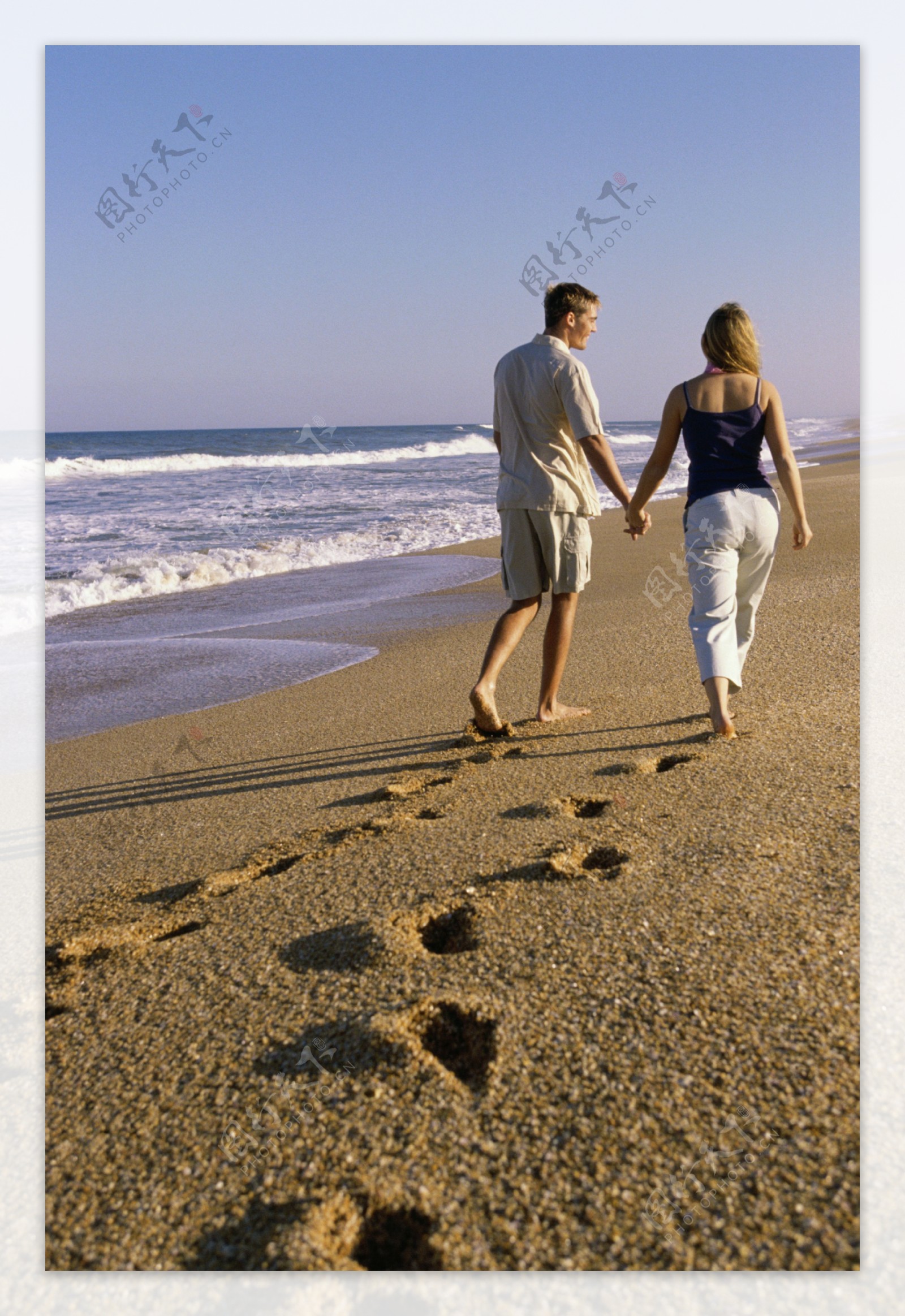 海边散步的情侣图片
