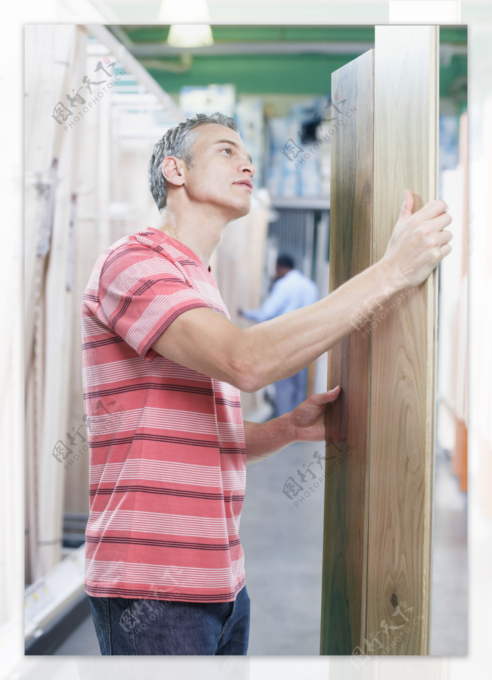购买木板的男人图片