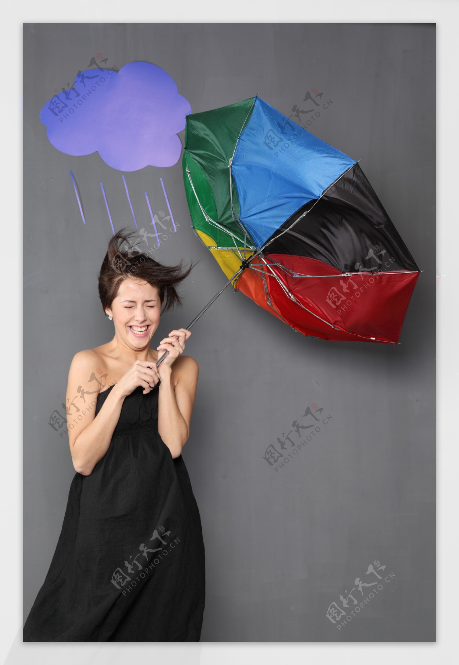 卡通云朵下拿着伞的美女图片