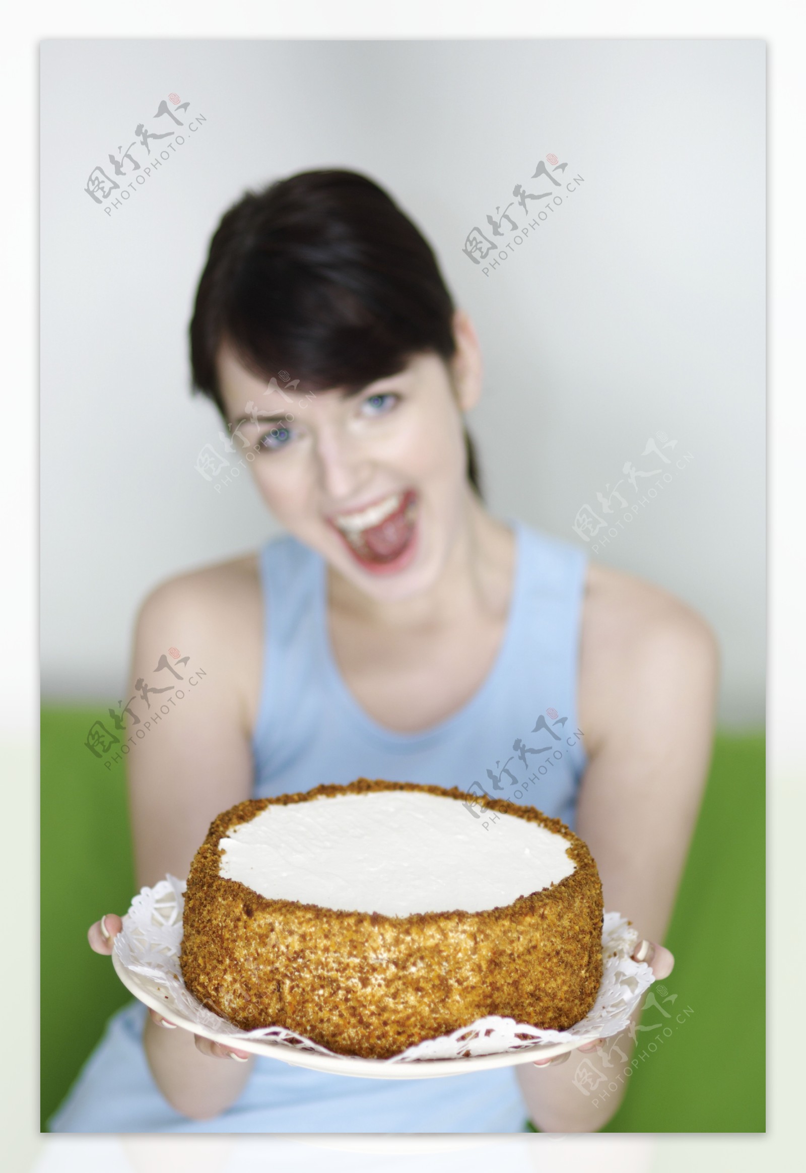 端着蛋糕的美女图片