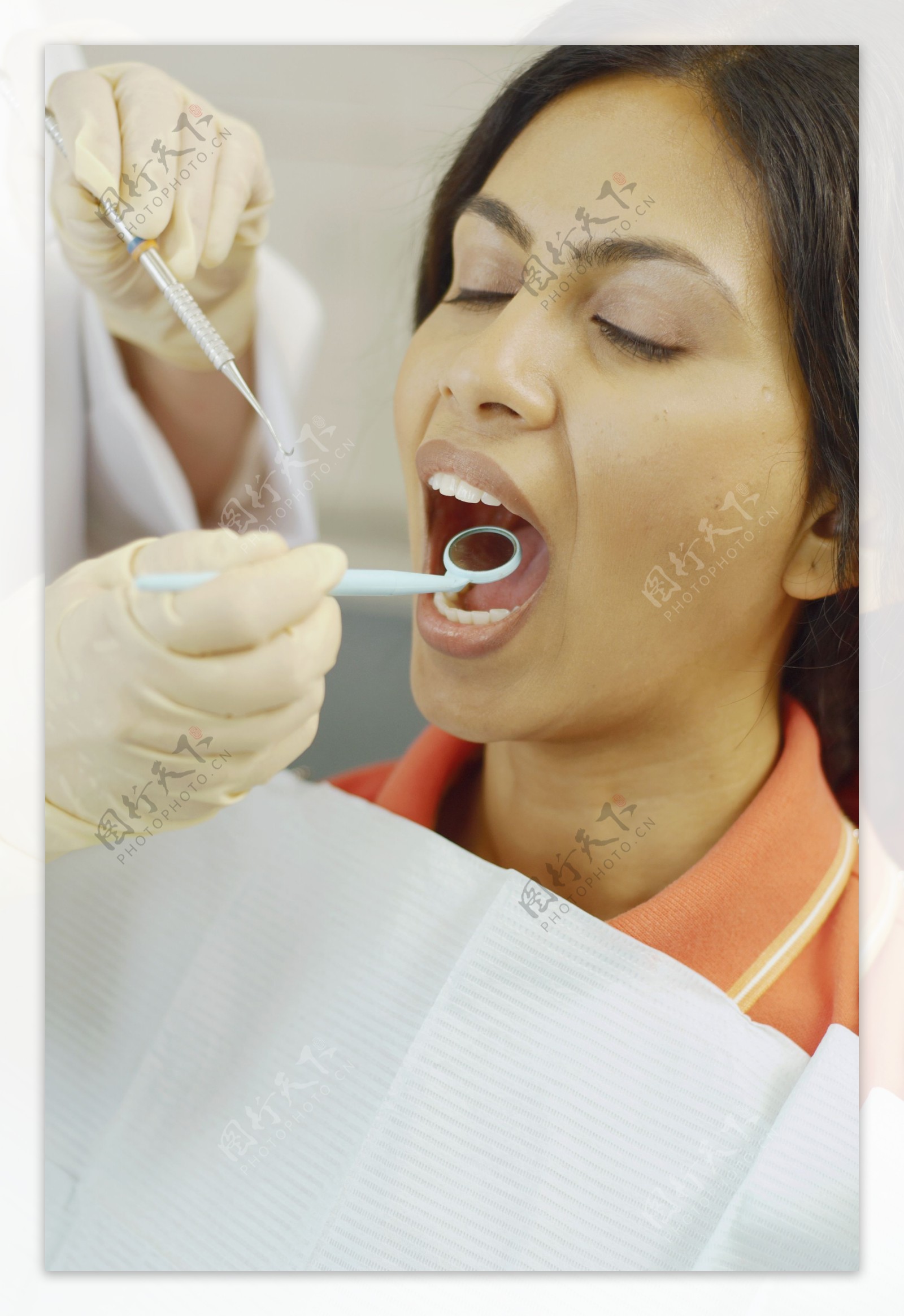 看牙科的女病人图片