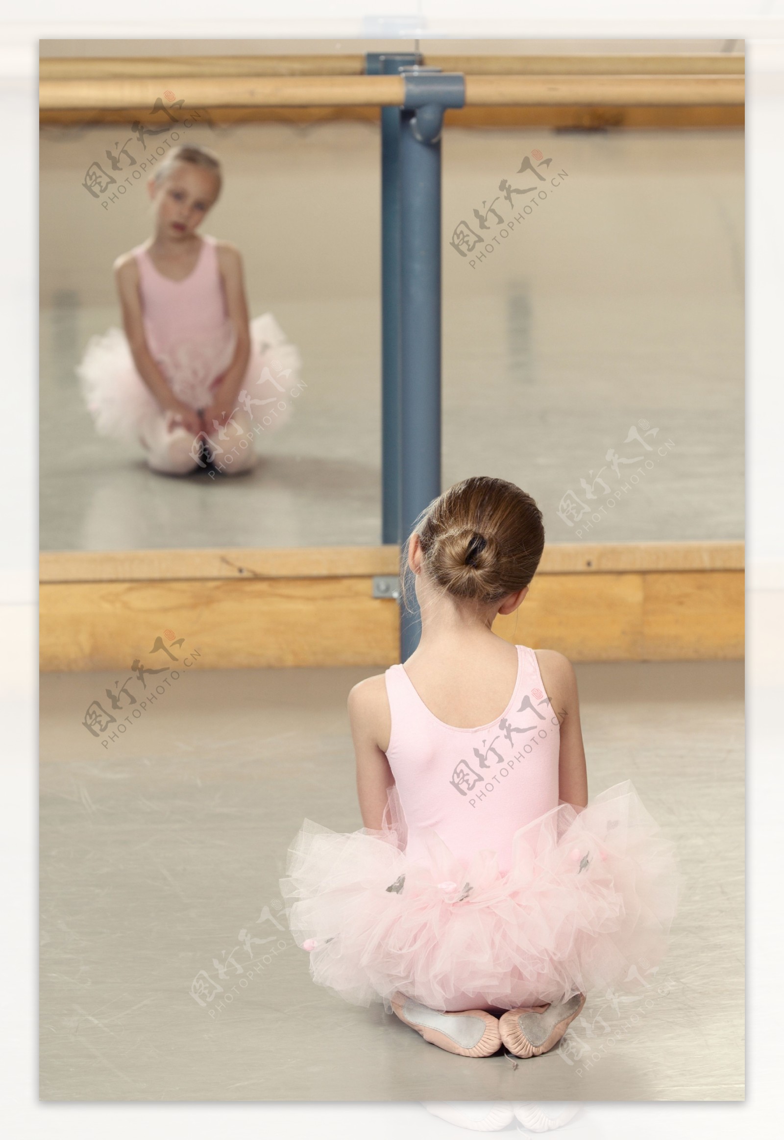 照镜子的外国小舞蹈演员图片