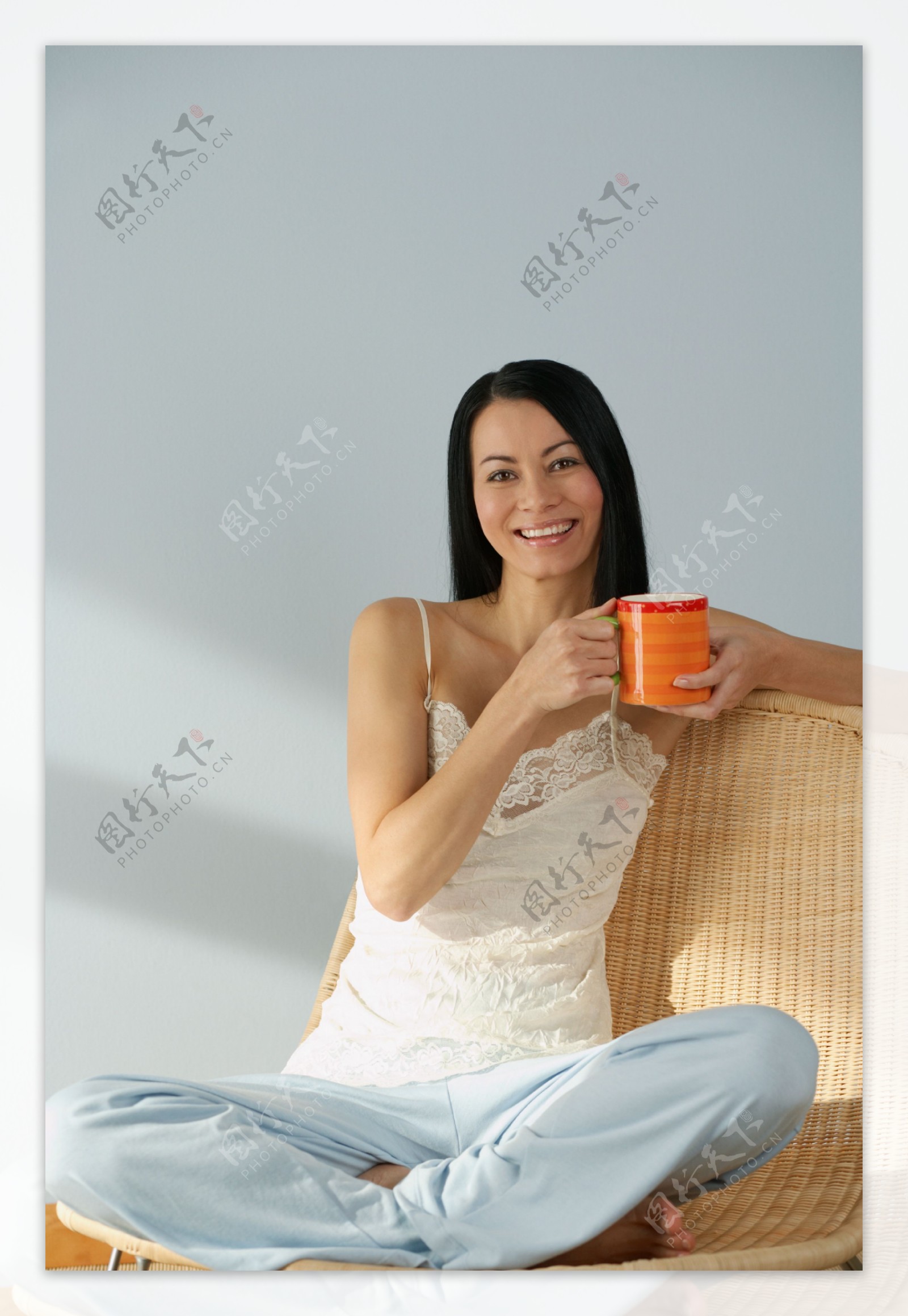 喝茶的休闲美女图片