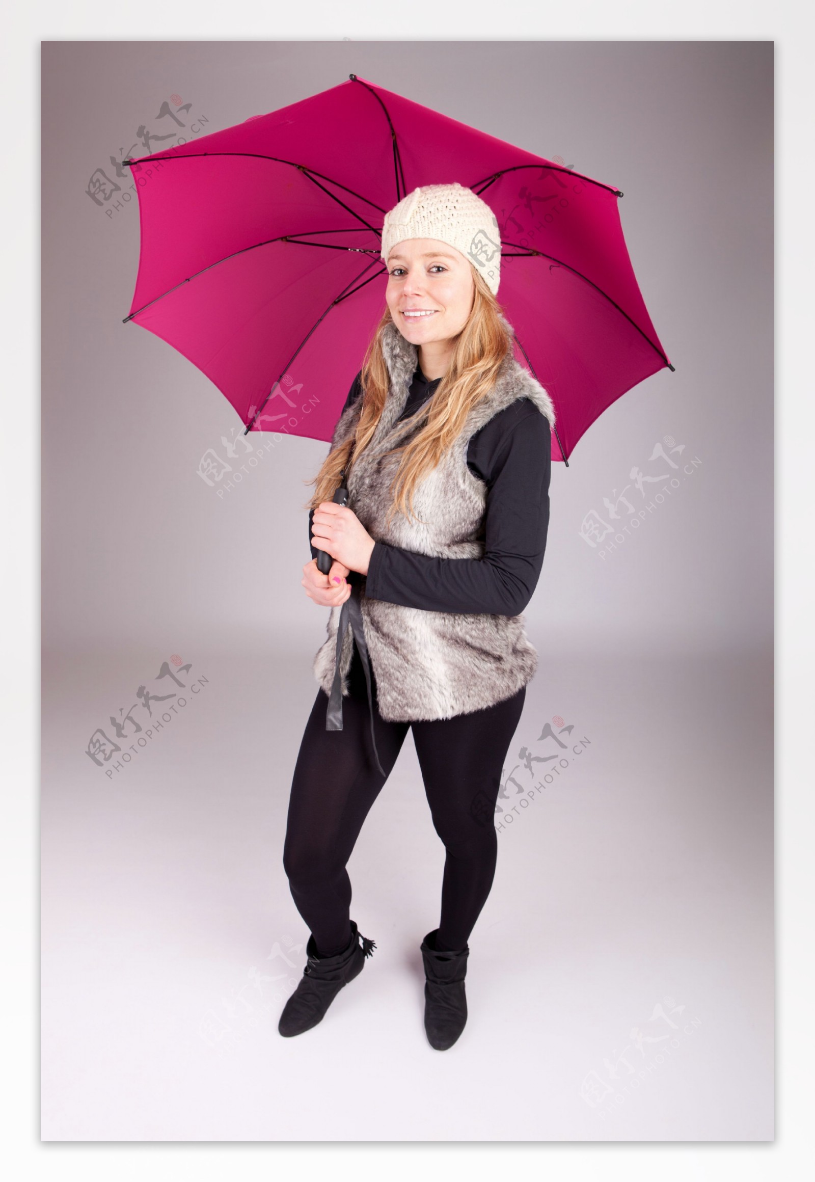 打伞的美女模特图片