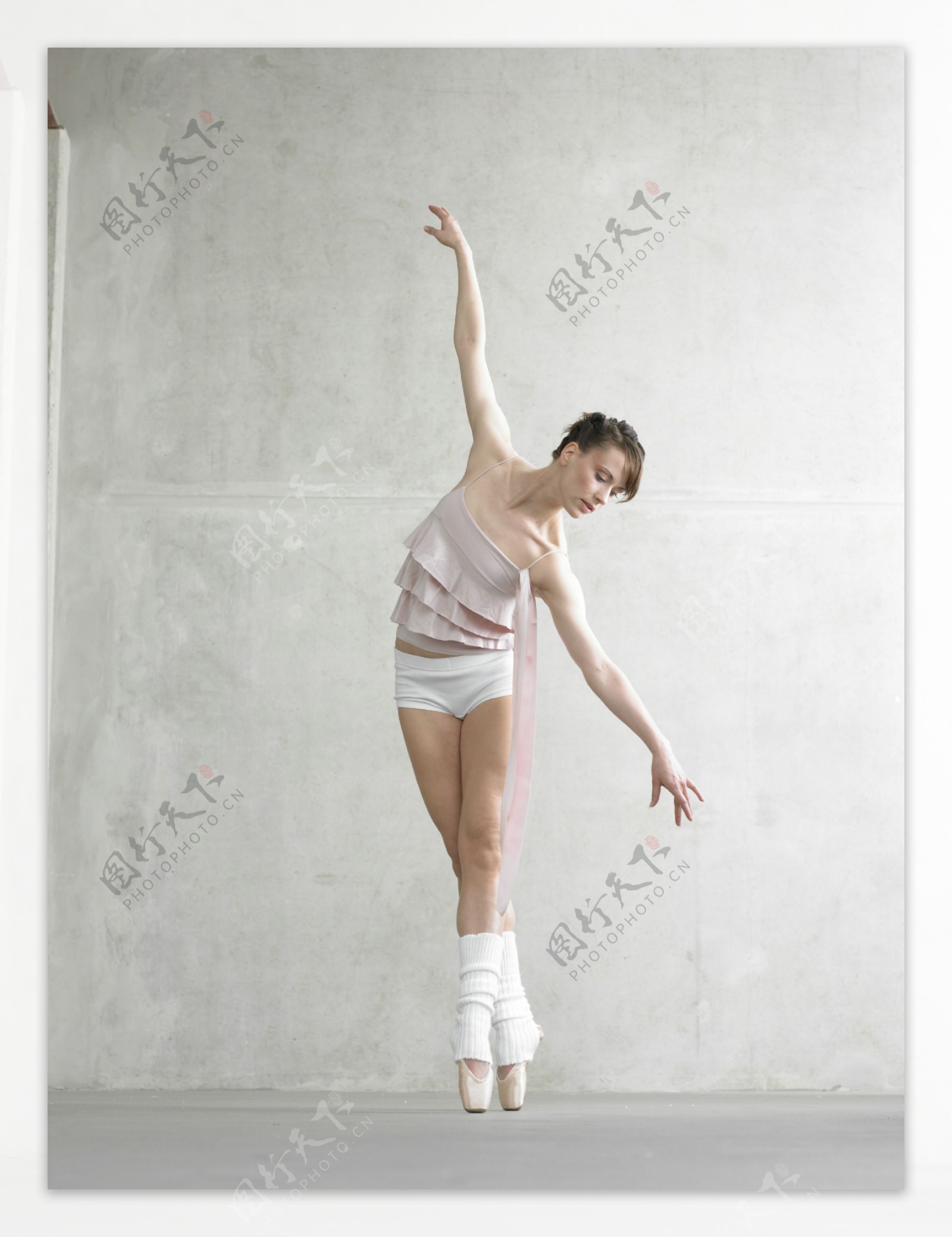 踮起脚尖的外国舞蹈演员美女图片