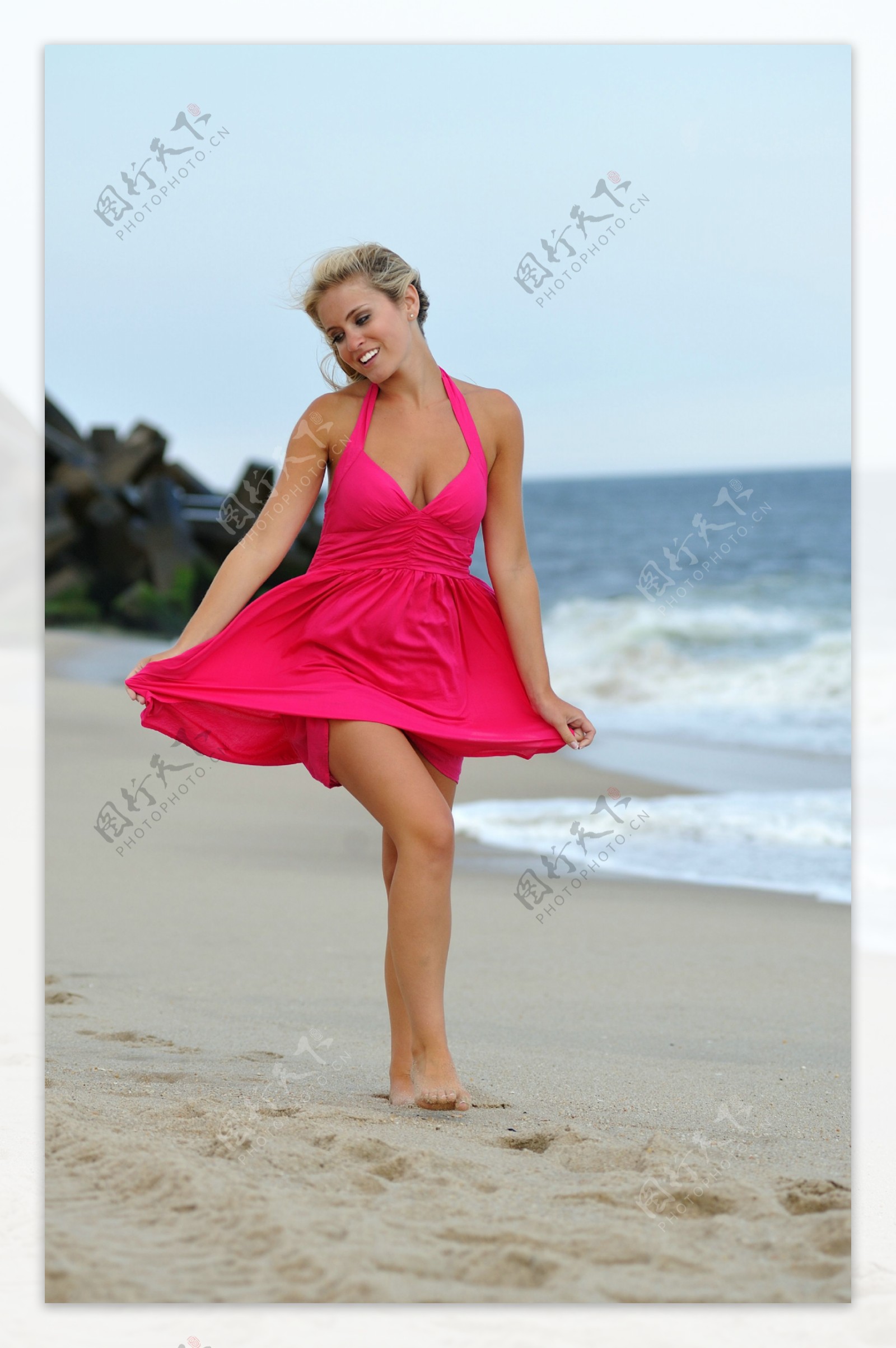 沙滩上穿裙子的美女图片