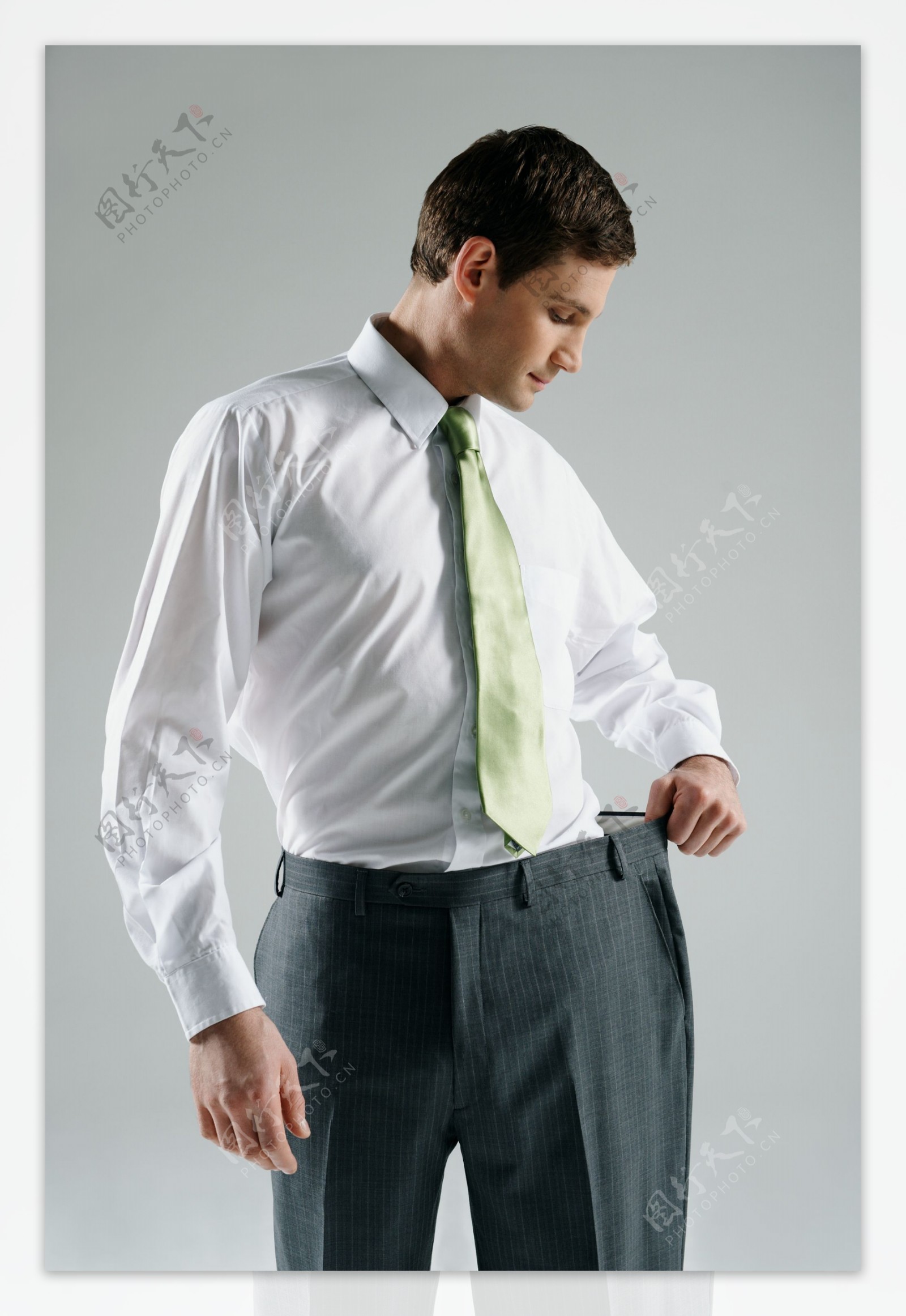 穿肥大西装裤子的商务人士图片
