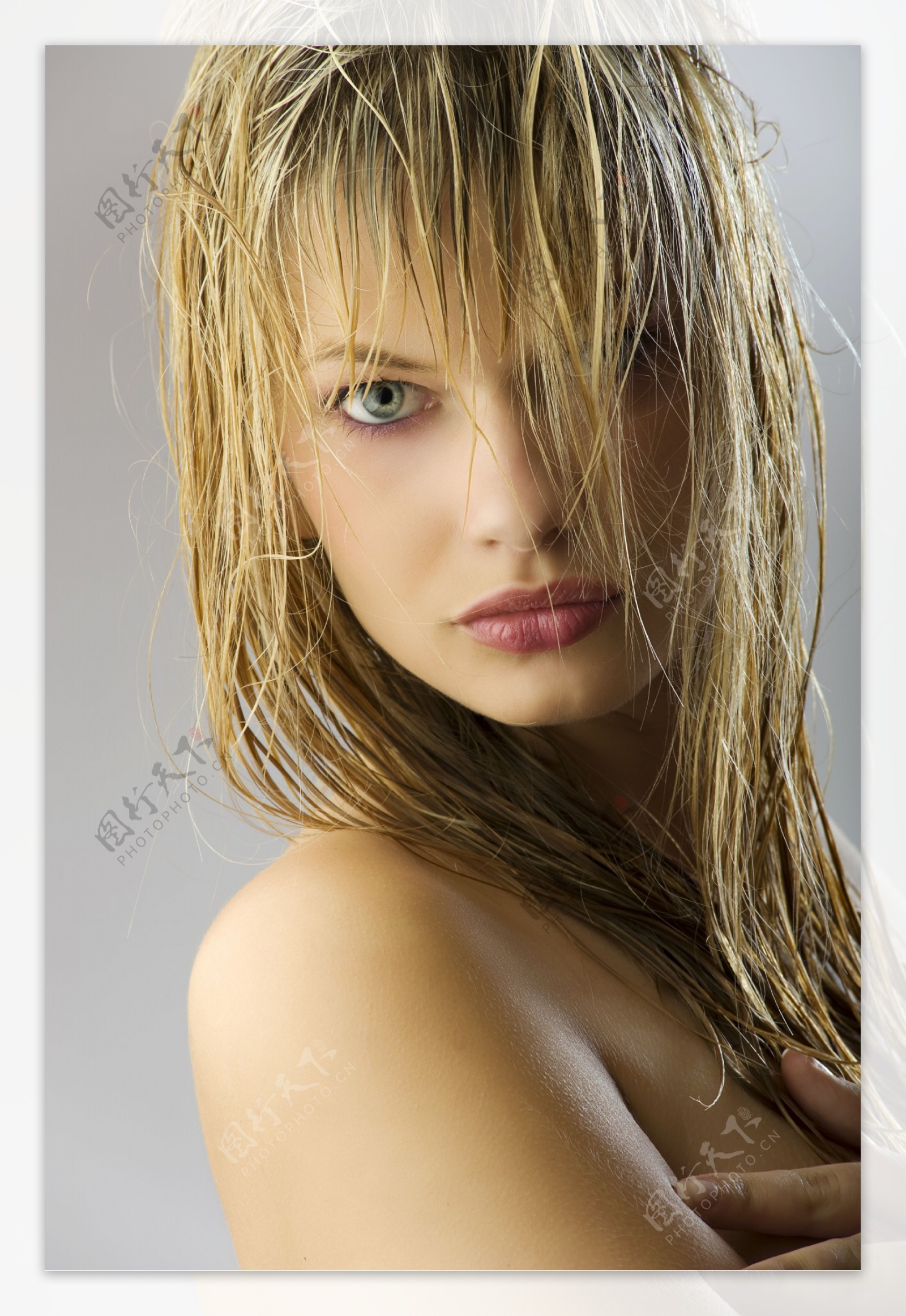 头发打湿的美女图片