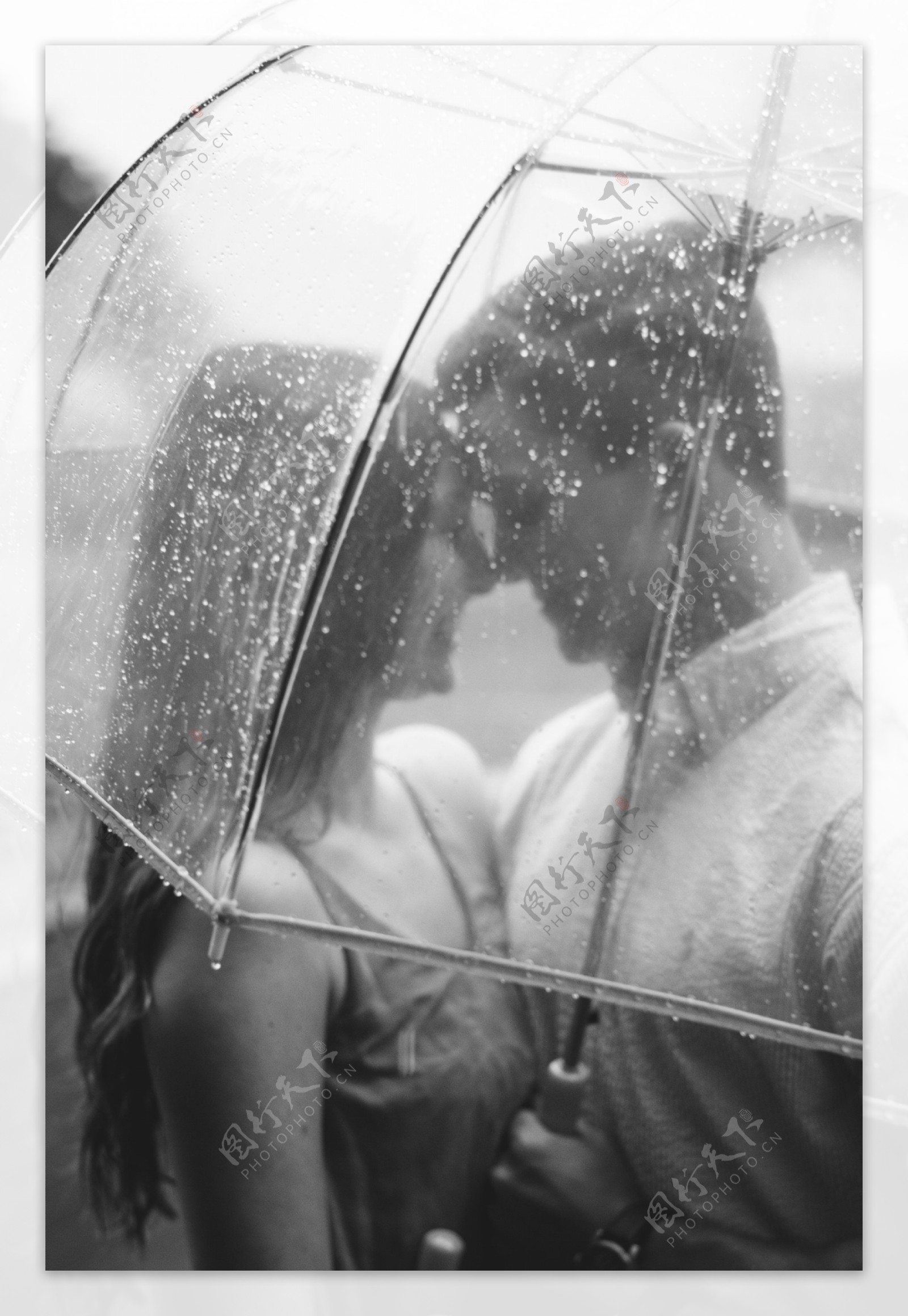雨中浪漫情侣图片