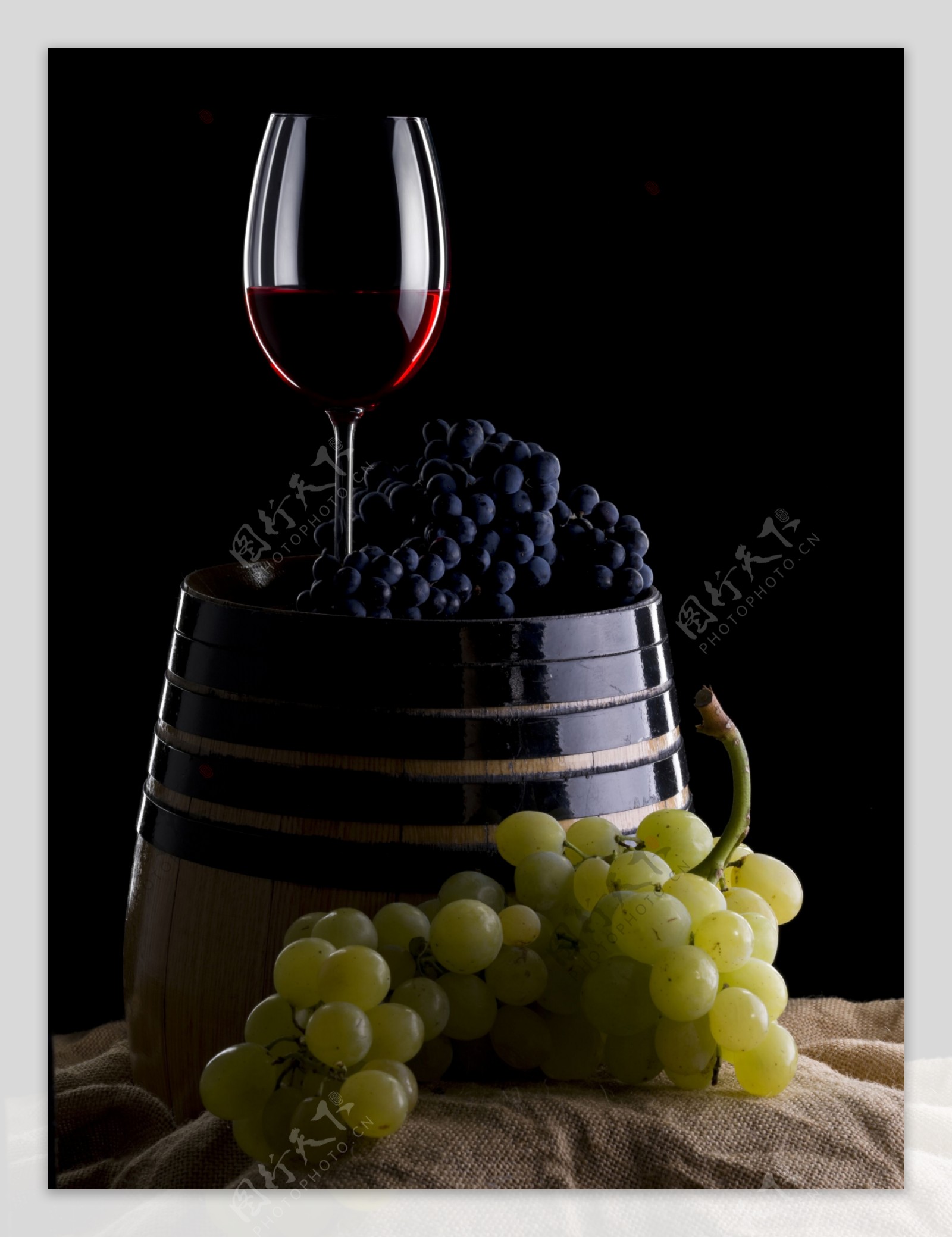麻布上的葡萄与葡萄酒