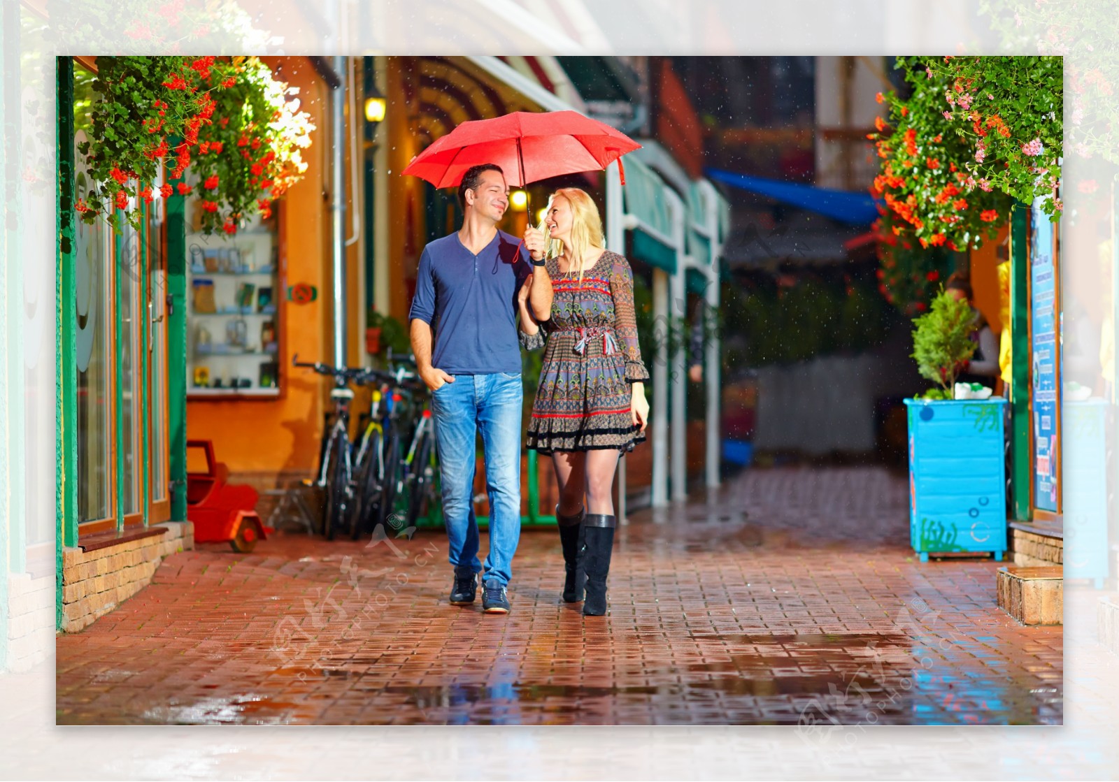 打着雨伞走路的夫妻图片