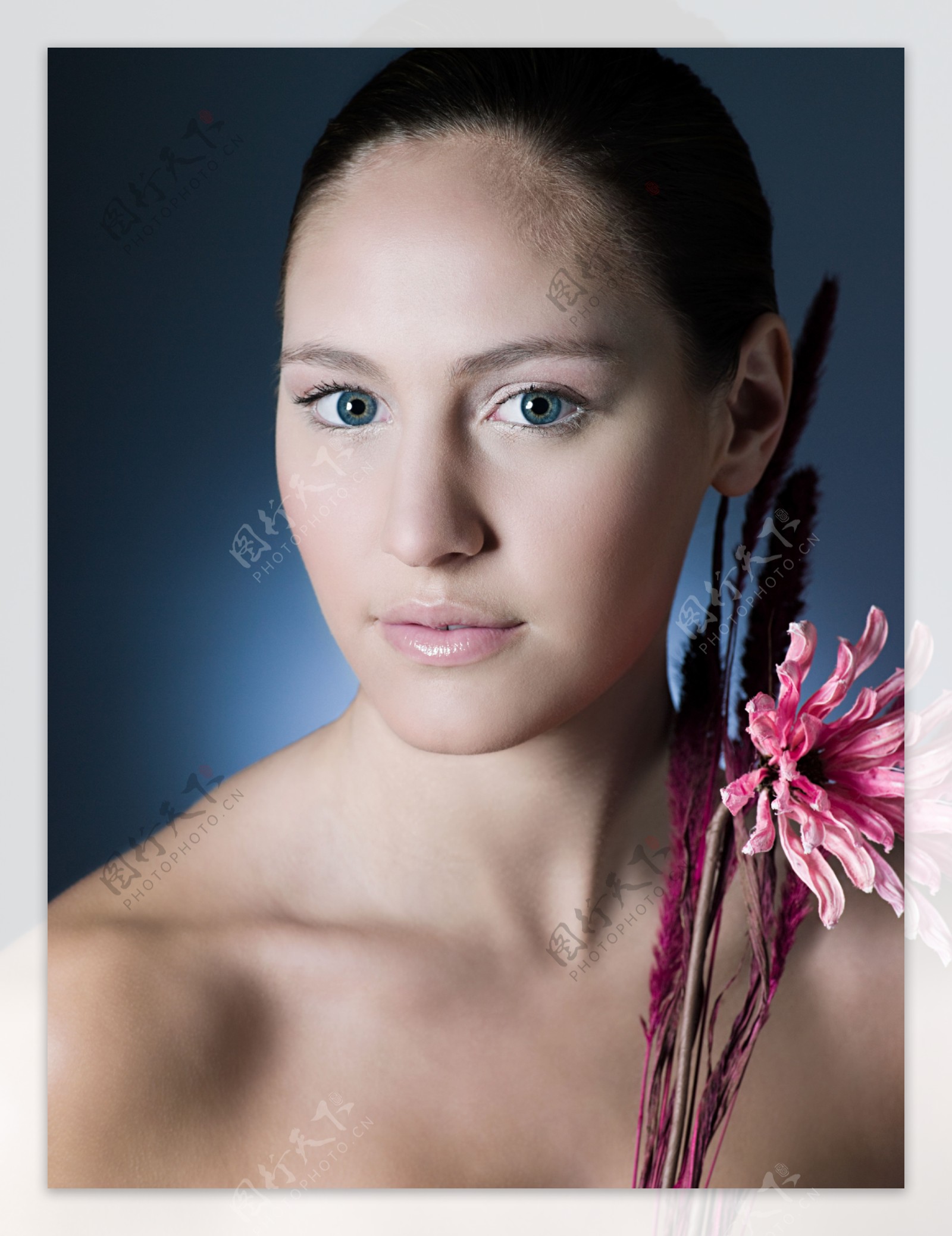 肩膀上放着花朵的蓝眼睛女人图片图片