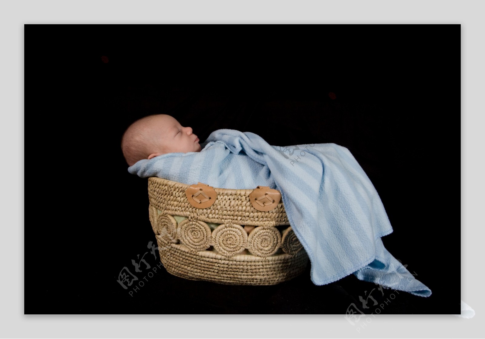 篮子里浴巾包裹着熟睡的宝宝图片
