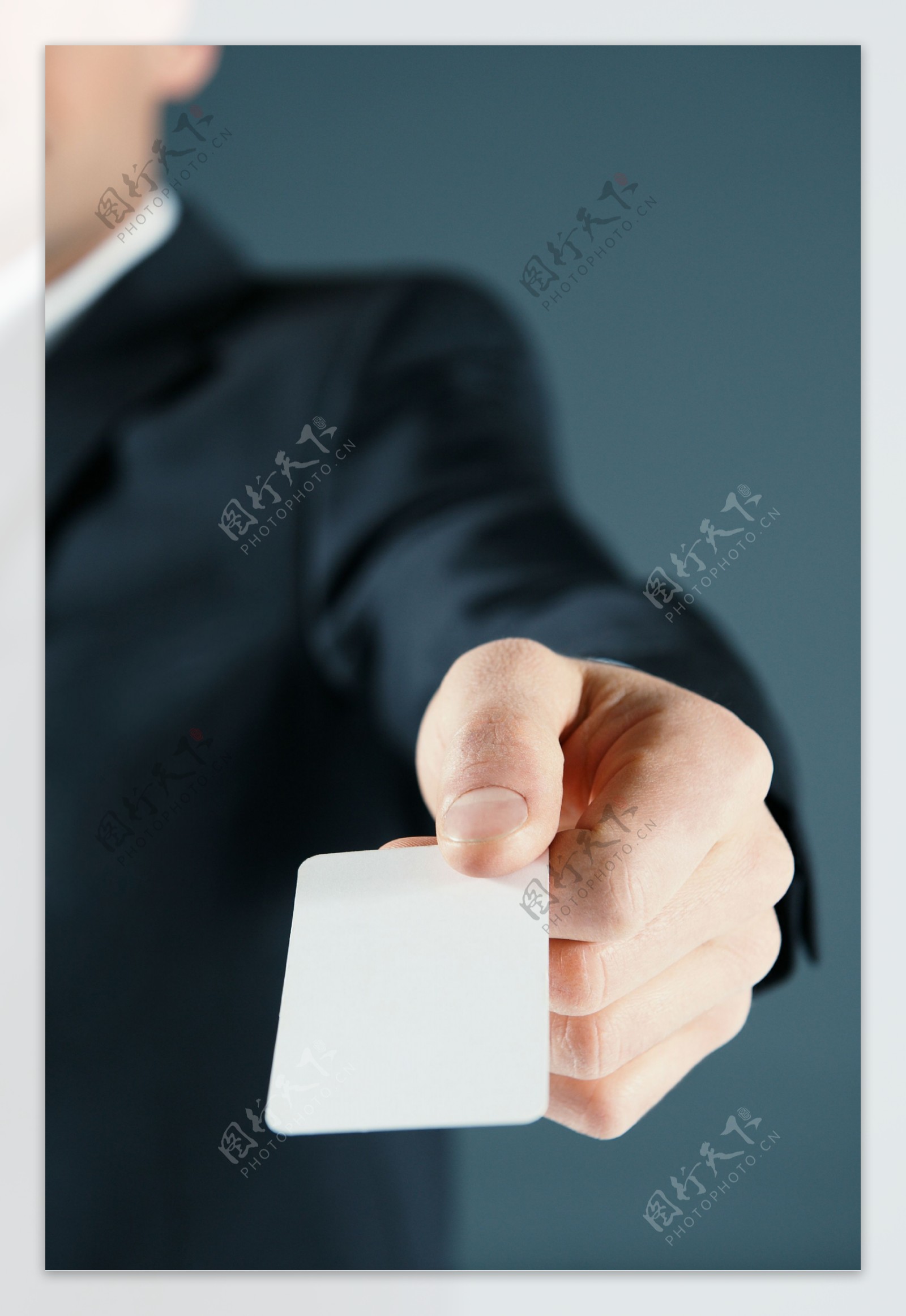 手拿白色卡片的商务人士图片