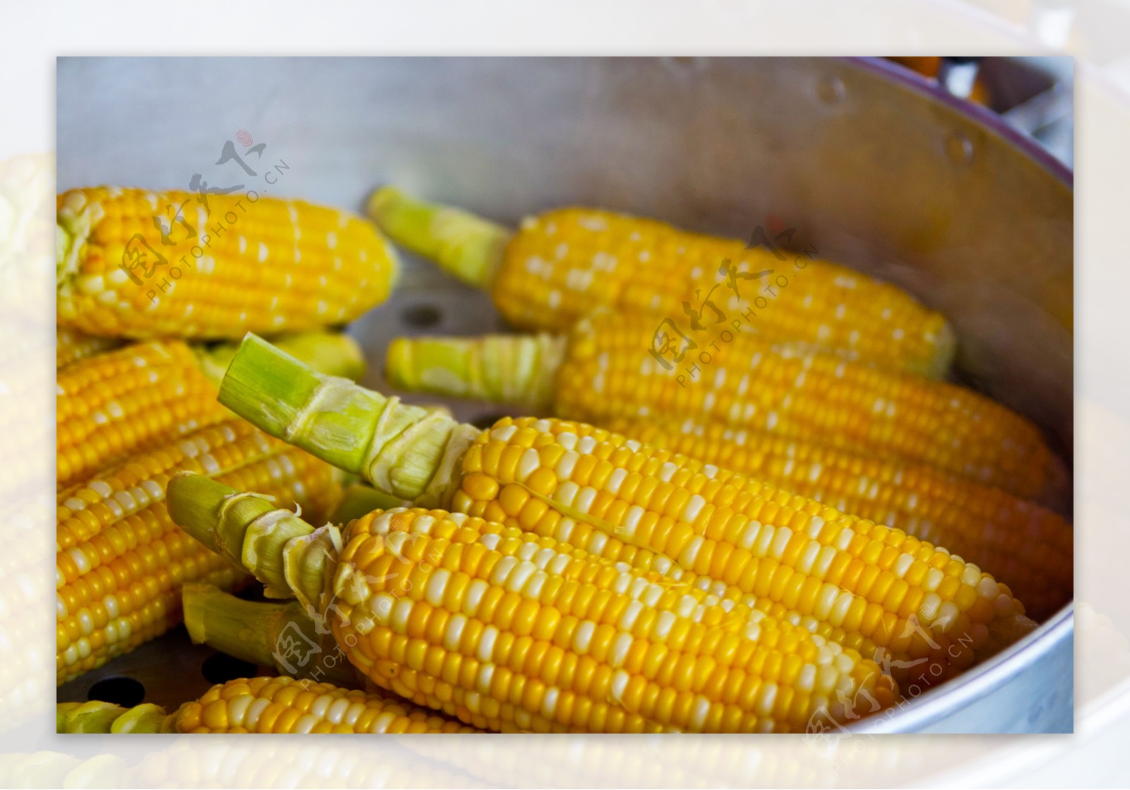 高清水煮玉米棒图片