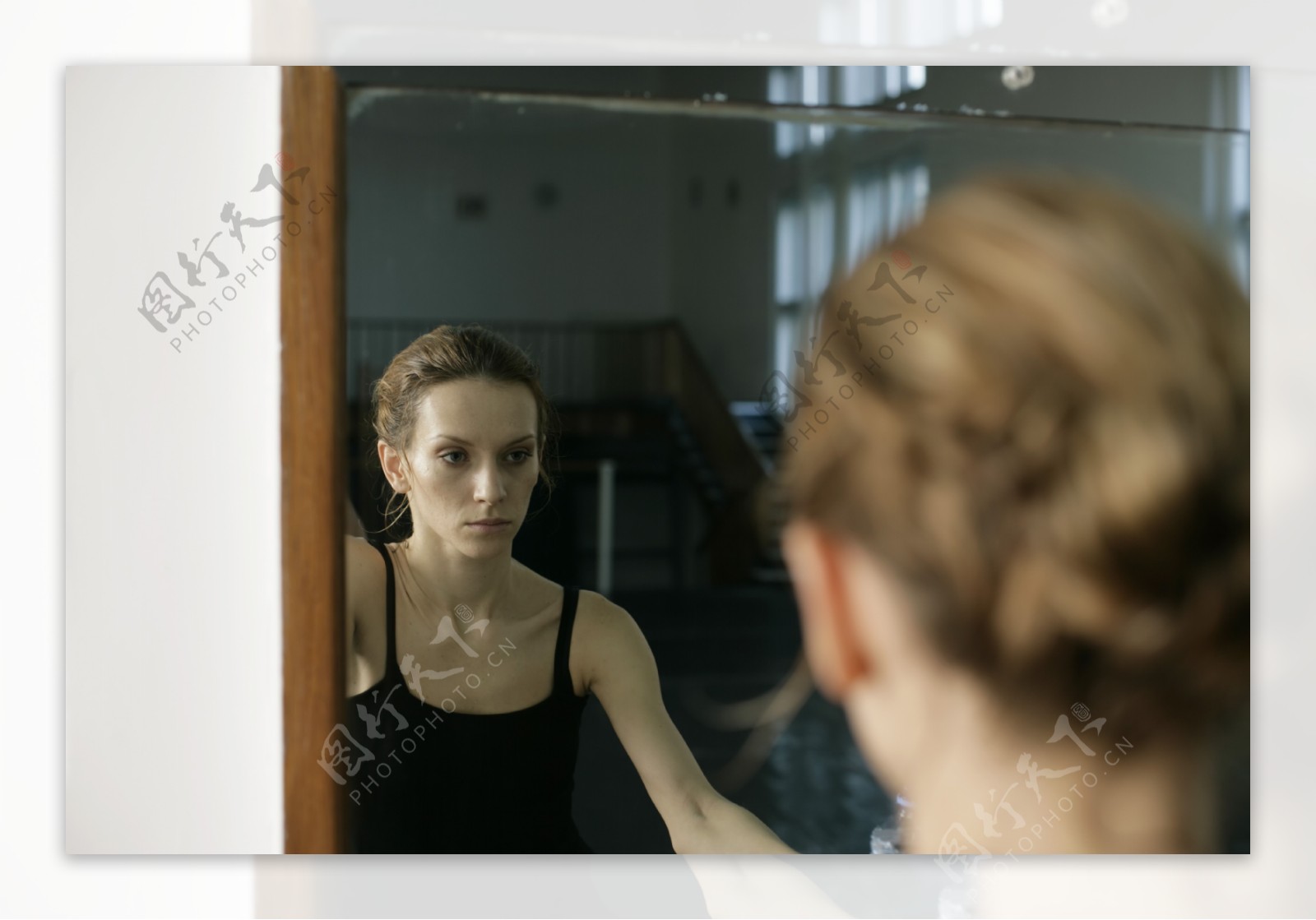 照镜子的的女性舞蹈演员图片