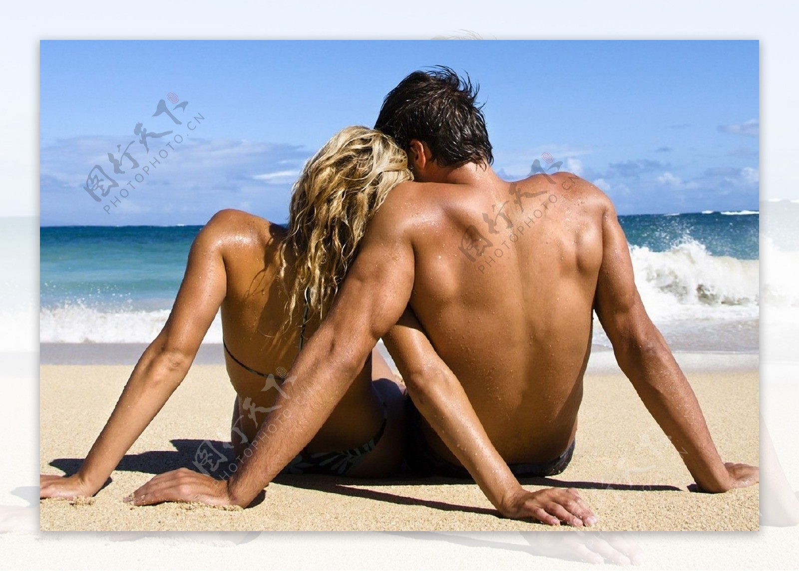 沙滩上依偎的情侣图片