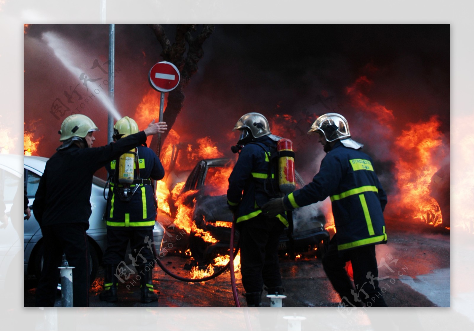 救火的消防队员图片