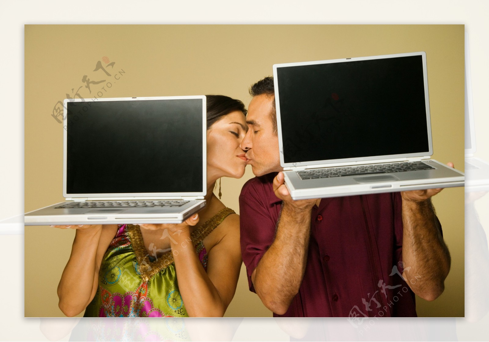 电脑与亲嘴的情侣图片