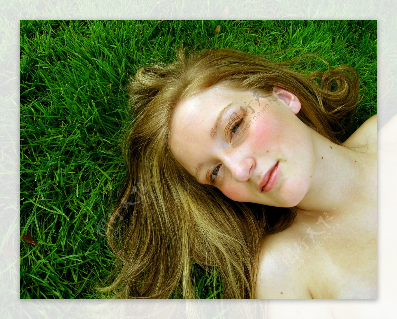 躺在草地上的美女图片