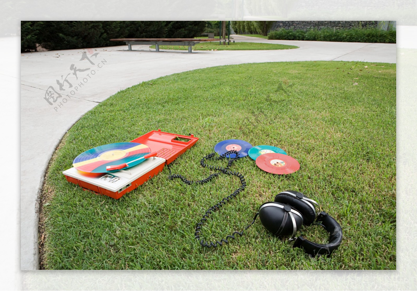 草地上的老唱盘和耳机图片