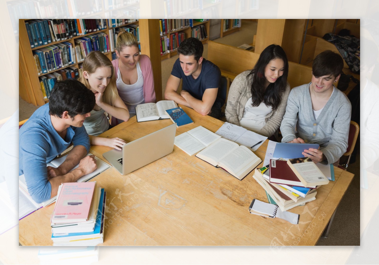 图书馆里的学生图片